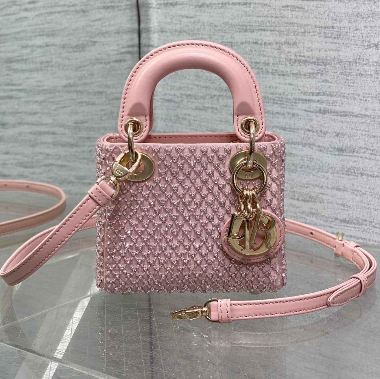 MICRO 12 LADY BAG IN BLUSH PINK SATIN MIT PERLENVERZIERUNG