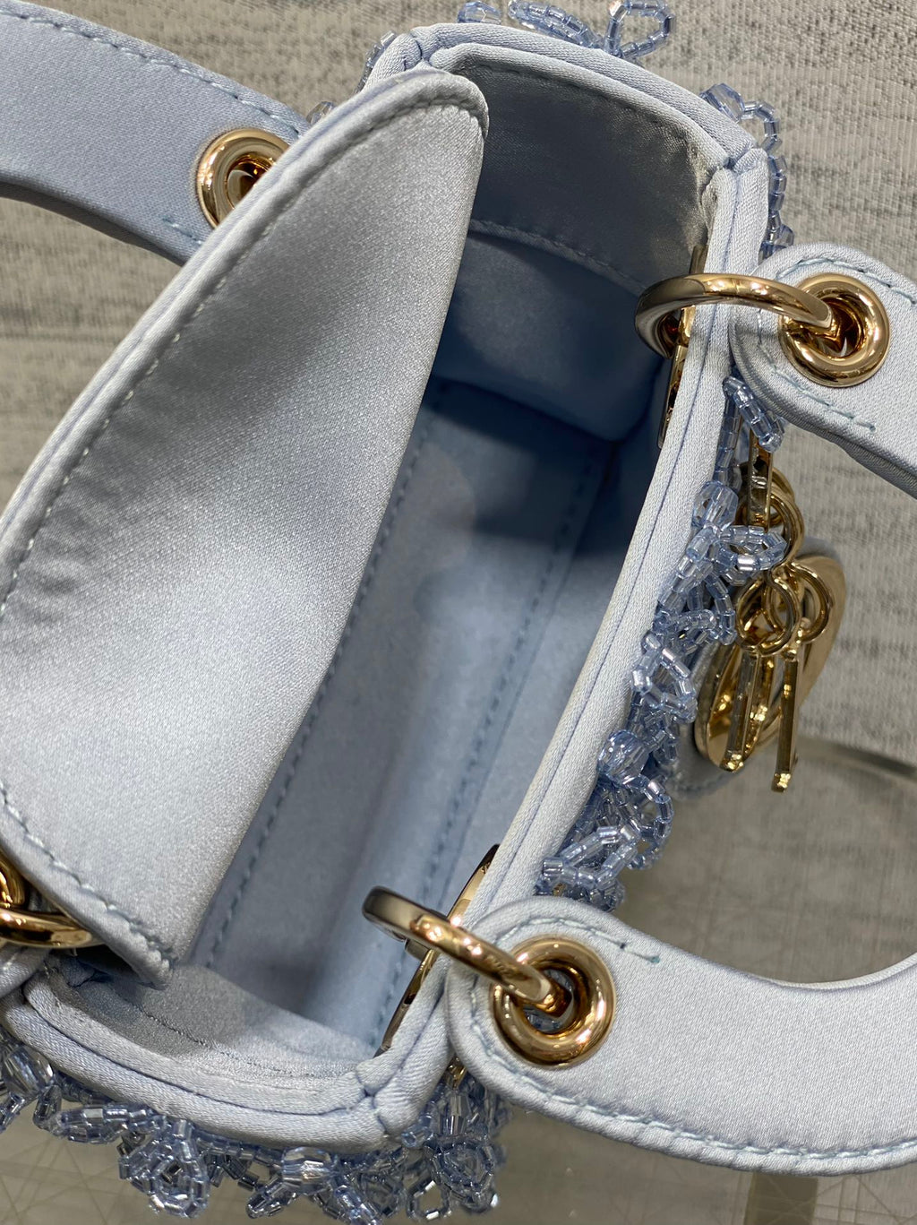 MICRO 12 LADY BAG IN CERULEAN BLUE SATIN MIT PERLENVERZIERUNG