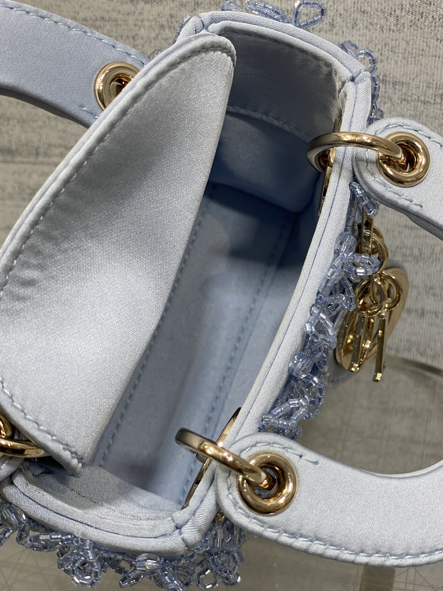 MICRO 12 LADY BAG IN CERULEAN BLUE SATIN MIT PERLENVERZIERUNG