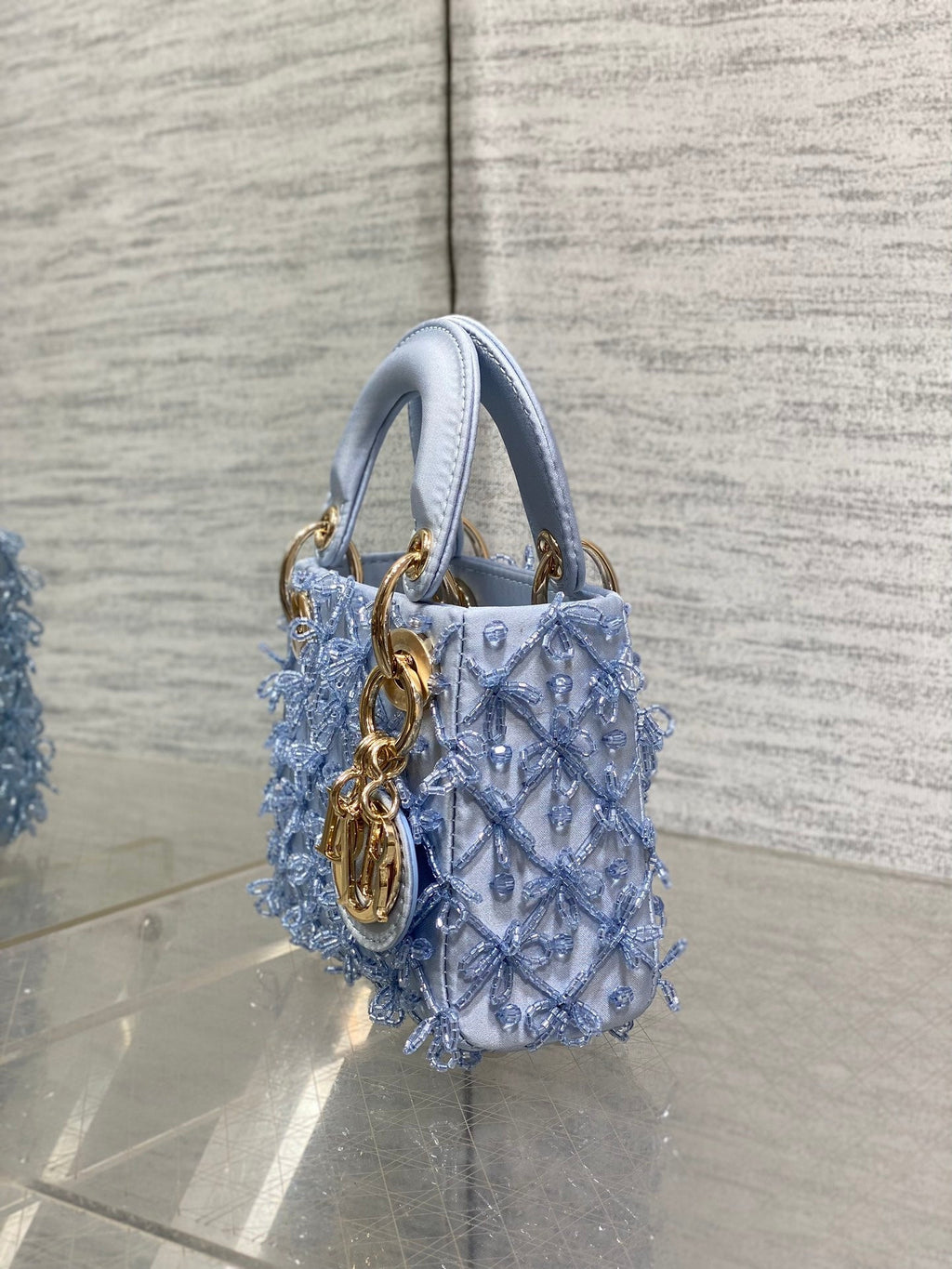 MICRO 12 LADY BAG IN CERULEAN BLUE SATIN MIT PERLENVERZIERUNG