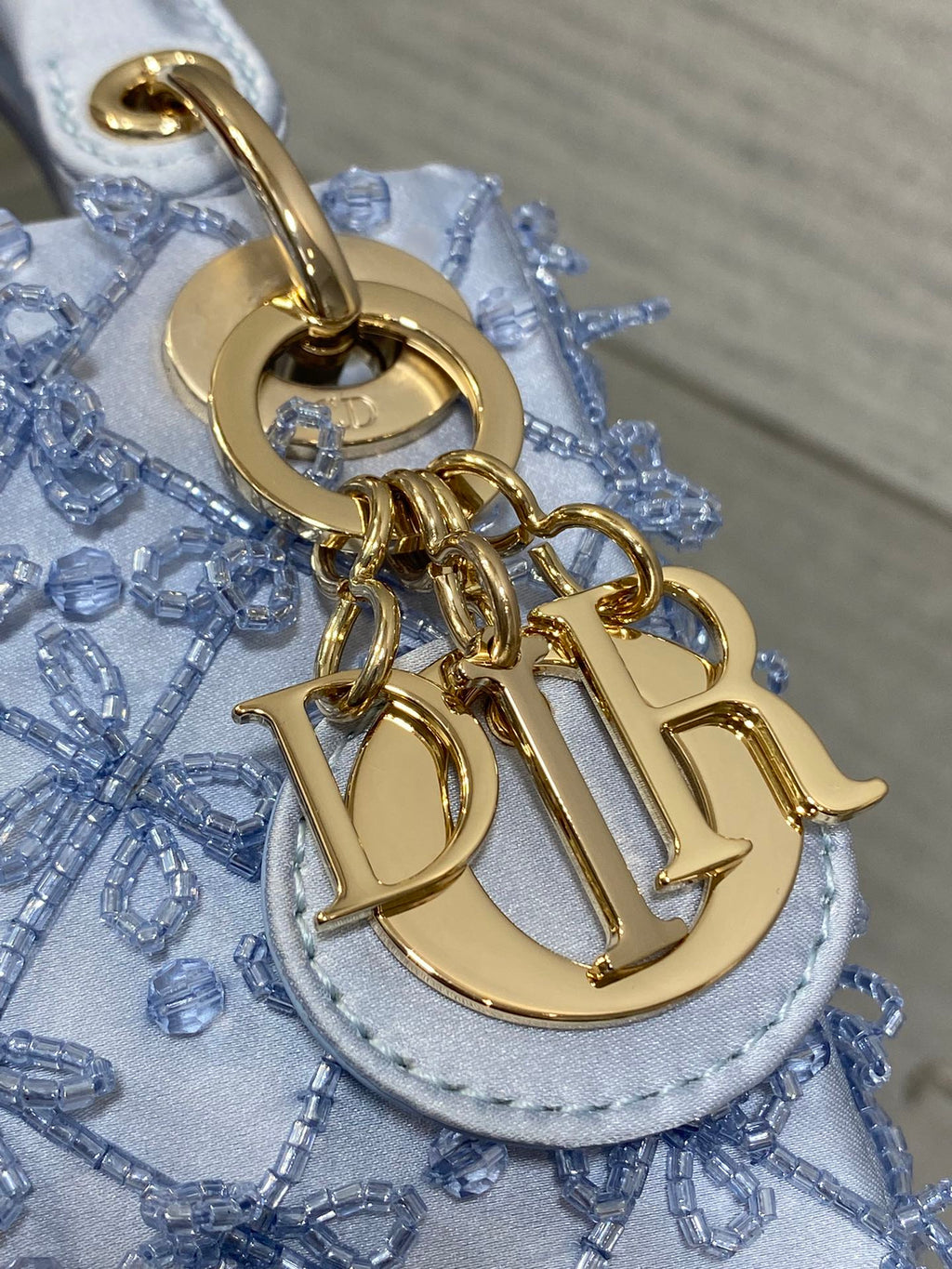 MICRO 12 LADY BAG IN CERULEAN BLUE SATIN MIT PERLENVERZIERUNG