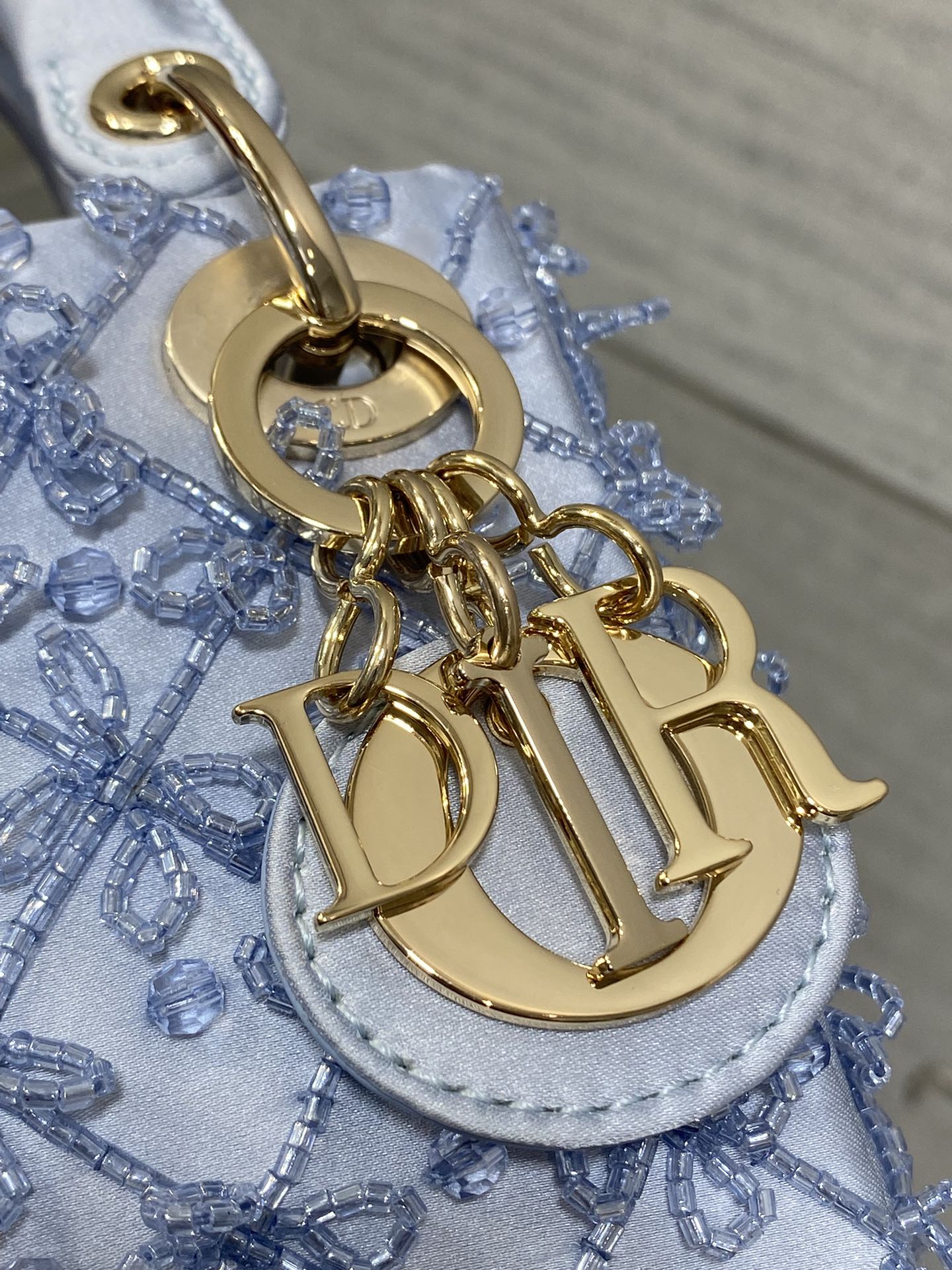 MICRO 12 LADY BAG IN CERULEAN BLUE SATIN MIT PERLENVERZIERUNG