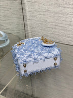 MICRO 12 LADY BAG IN CERULEAN BLUE SATIN MIT PERLENVERZIERUNG