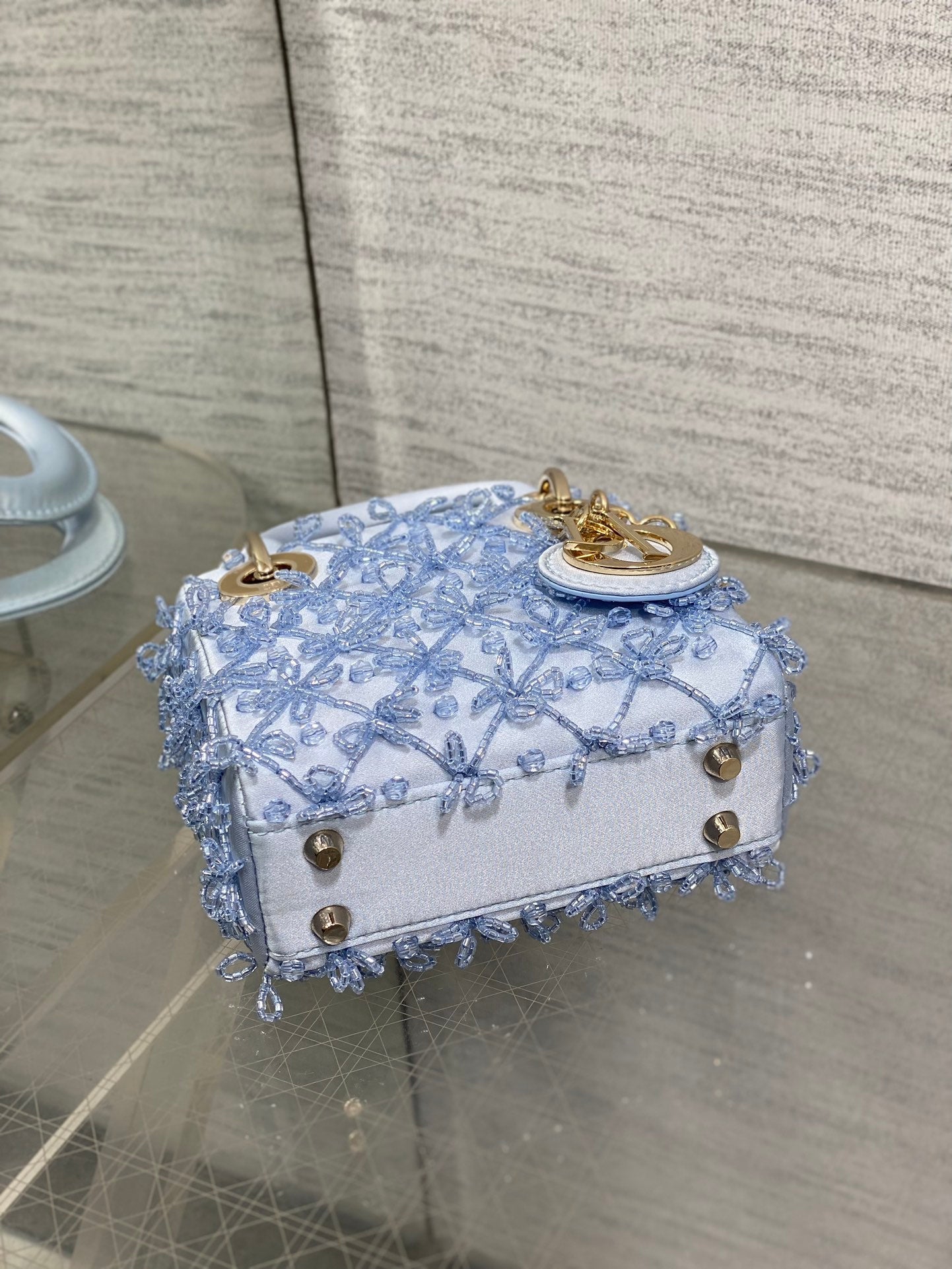 MICRO 12 LADY BAG IN CERULEAN BLUE SATIN MIT PERLENVERZIERUNG