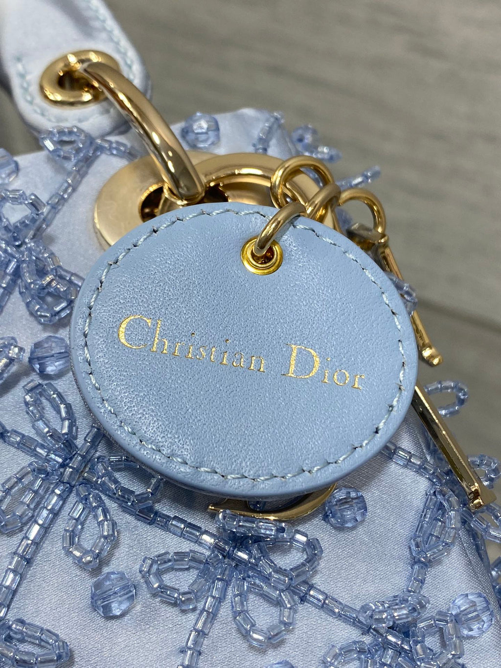 MICRO 12 LADY BAG IN CERULEAN BLUE SATIN MIT PERLENVERZIERUNG