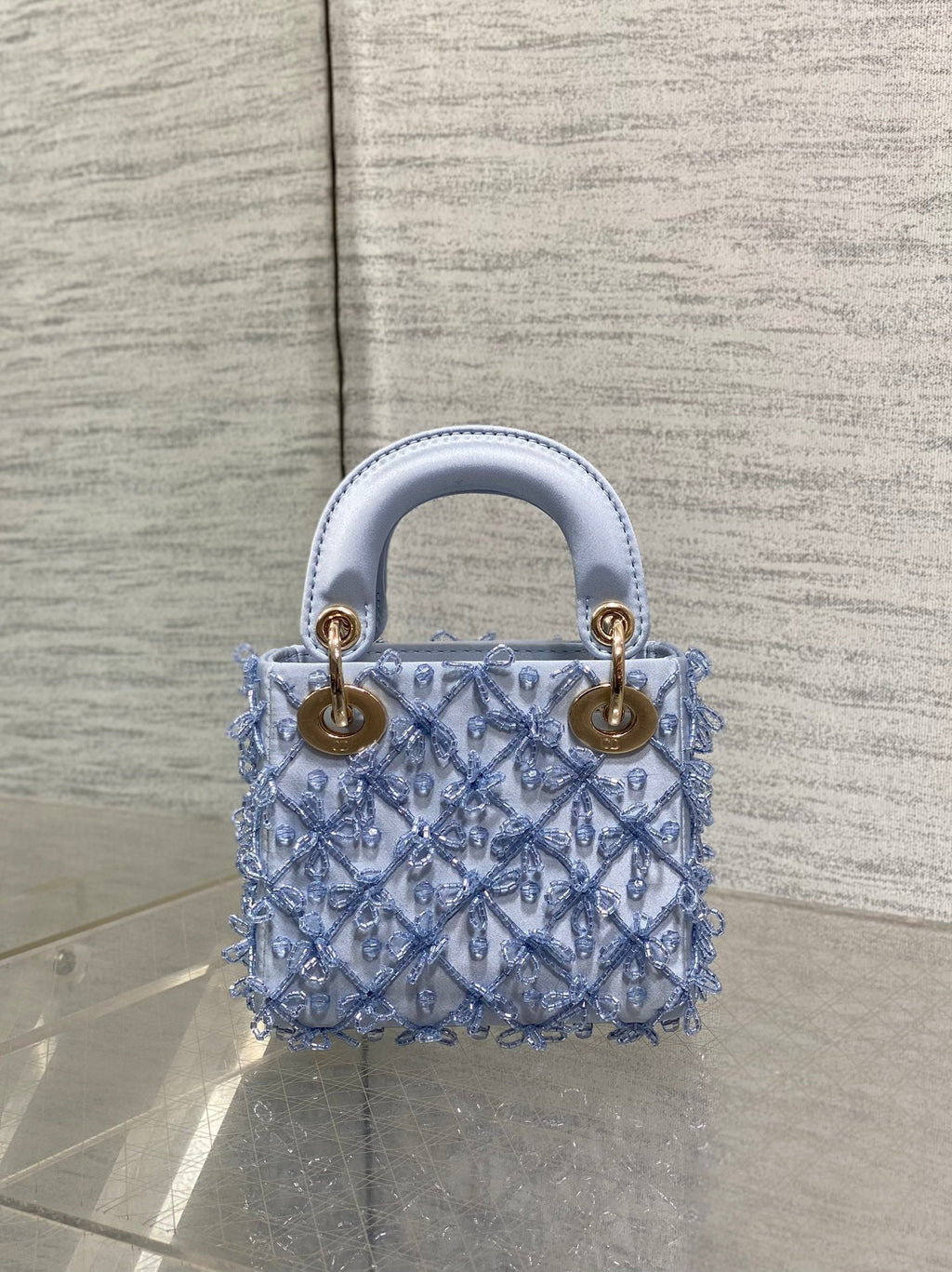 MICRO 12 LADY BAG IN CERULEAN BLUE SATIN MIT PERLENVERZIERUNG
