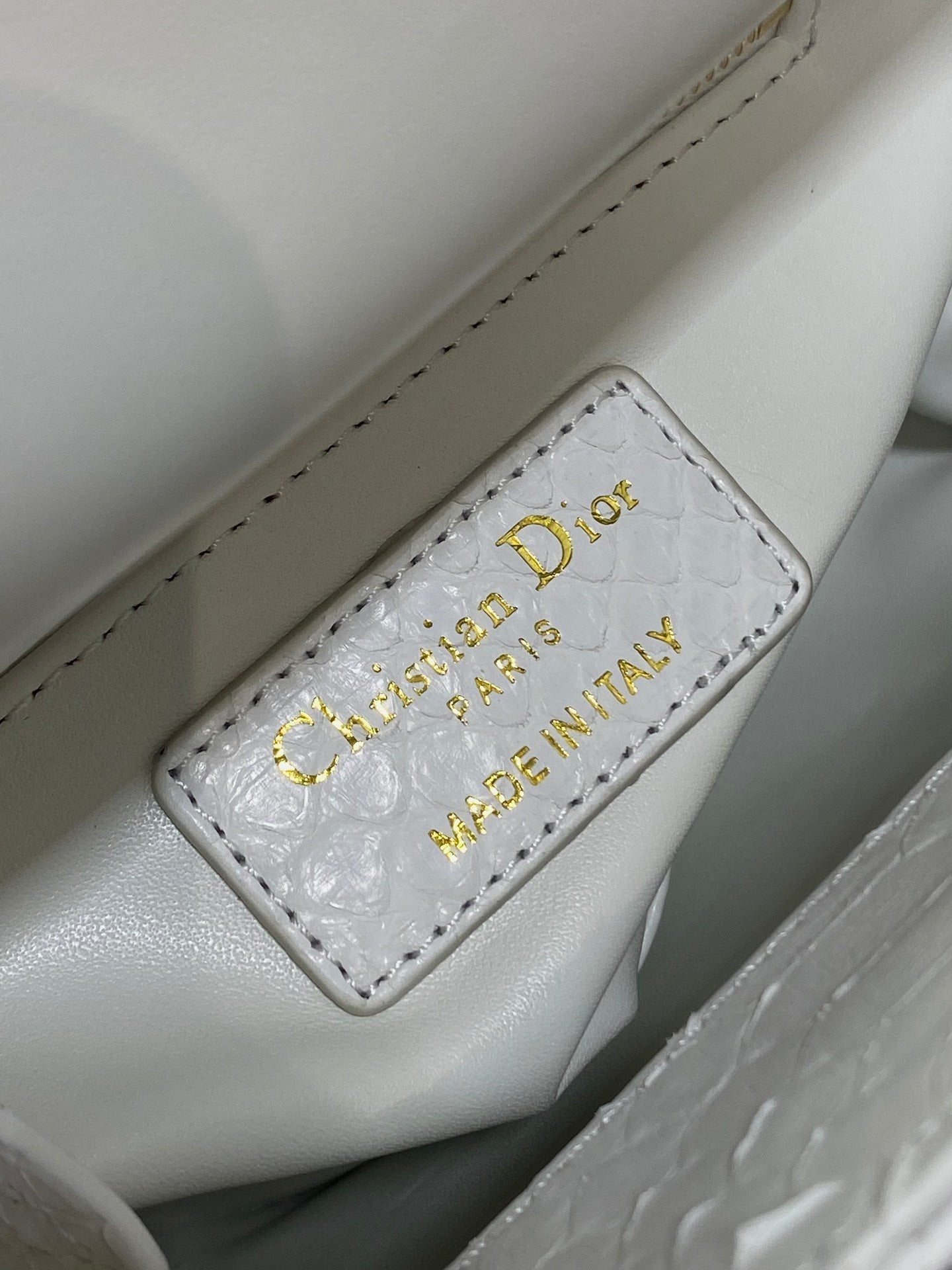 MINI 17 LADY BAG IN WEISSEM LAMMLEDER MIT SCHLANGENMUSTER