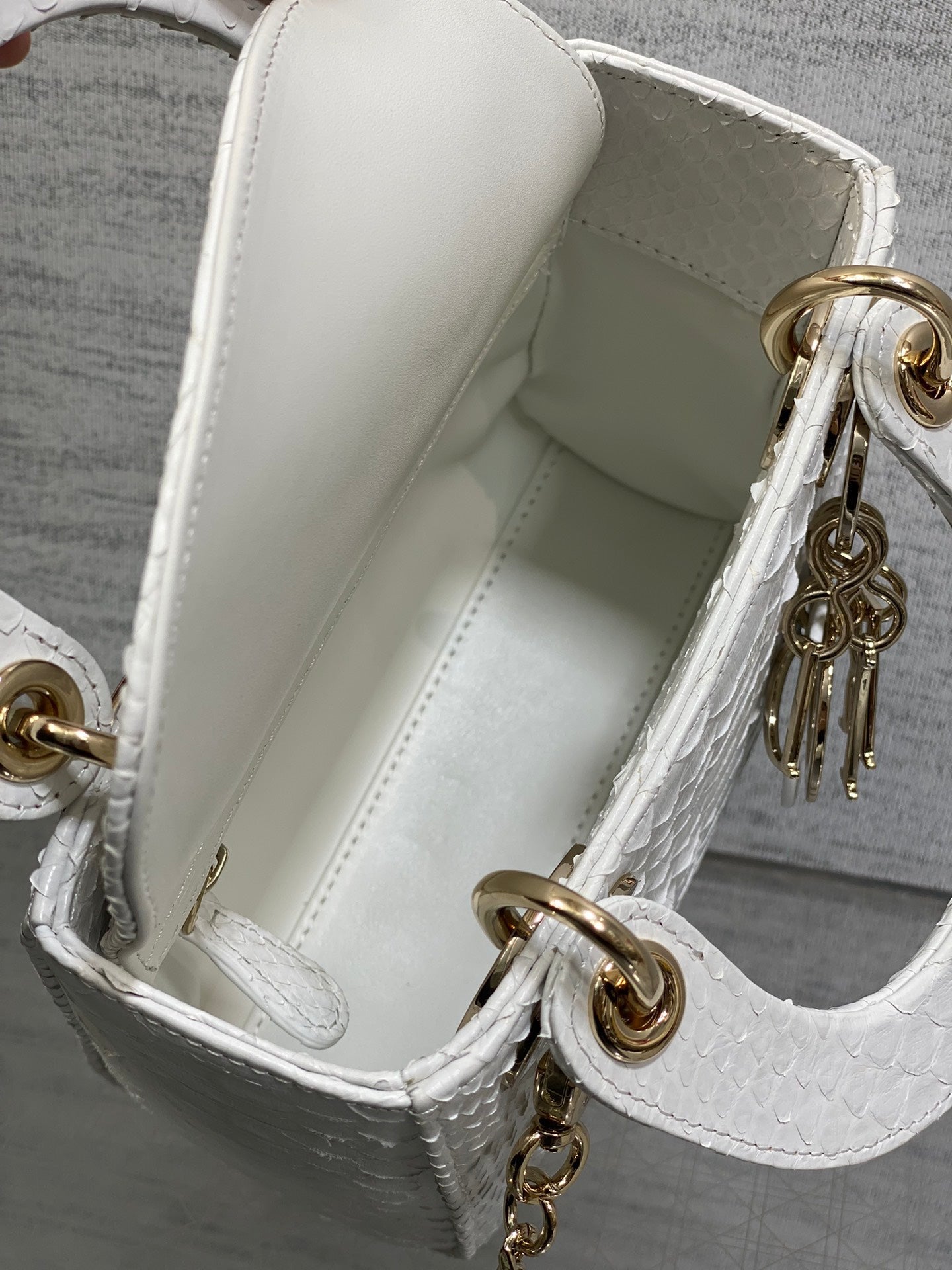 MINI 17 LADY BAG IN WEISSEM LAMMLEDER MIT SCHLANGENMUSTER