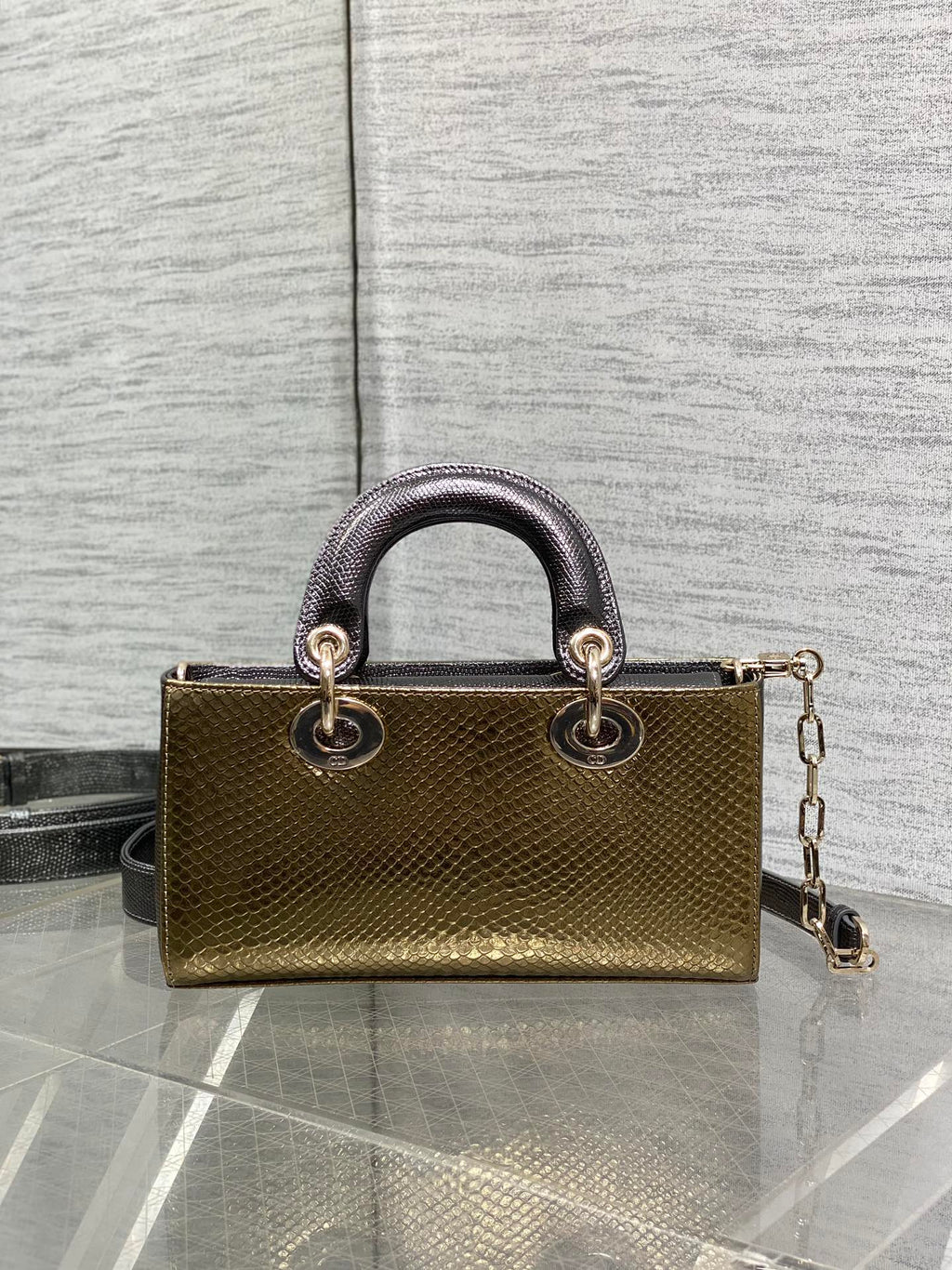 MITTLERE LADY-TASCHE 22 AUS GOLD-METALLISCHEM LAMMLEDER