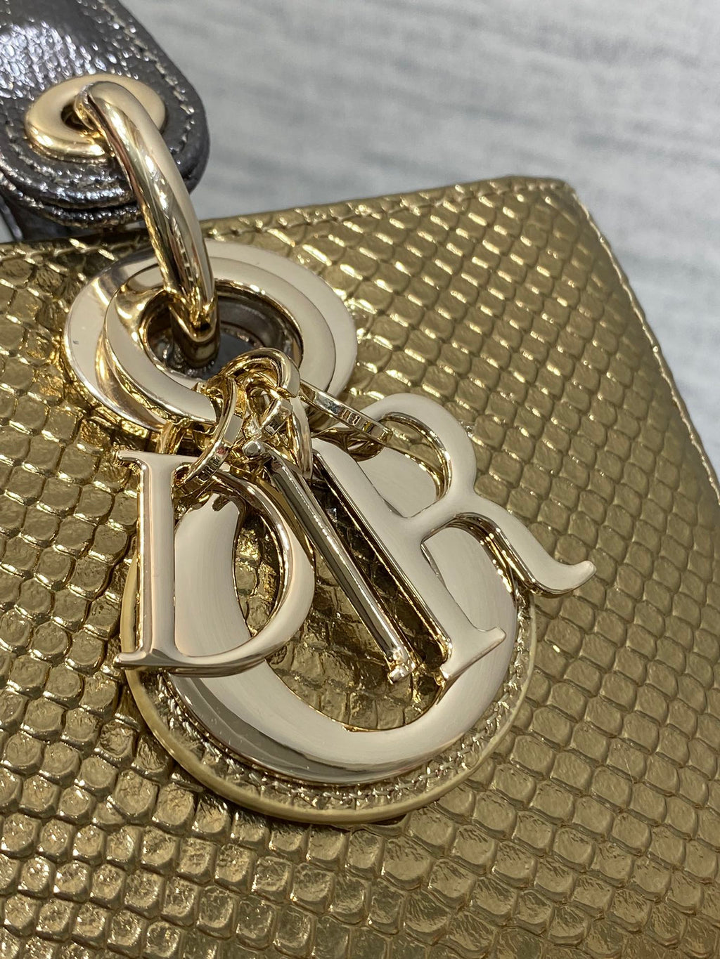 MITTLERE LADY-TASCHE 22 AUS GOLD-METALLISCHEM LAMMLEDER