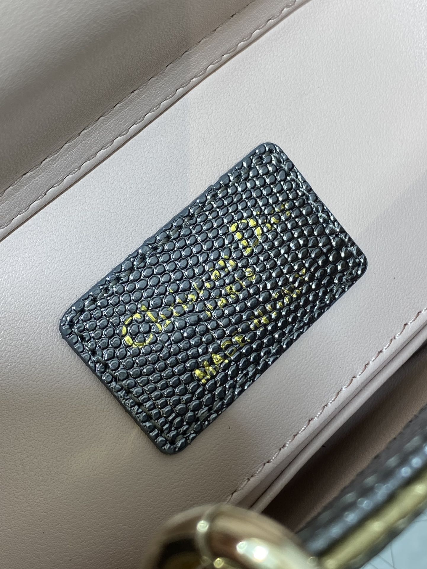 MITTLERE LADY-TASCHE 22 AUS GOLD-METALLISCHEM LAMMLEDER