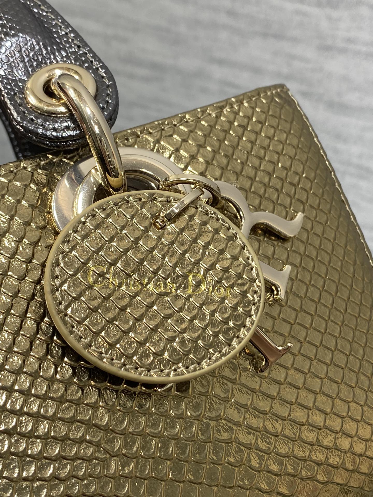 MITTLERE LADY-TASCHE 22 AUS GOLD-METALLISCHEM LAMMLEDER