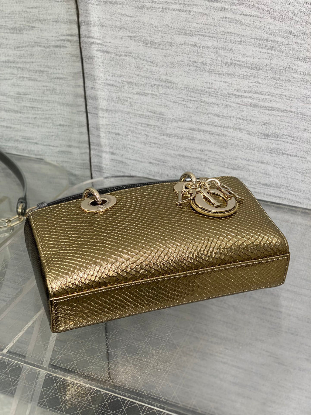 MITTLERE LADY-TASCHE 22 AUS GOLD-METALLISCHEM LAMMLEDER