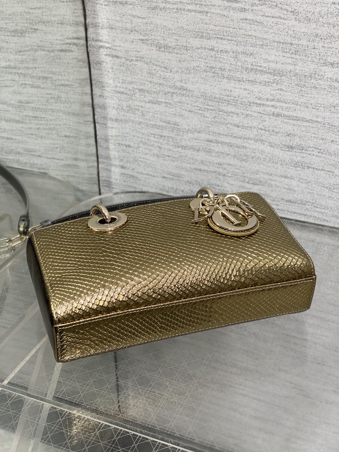 MITTLERE LADY-TASCHE 22 AUS GOLD-METALLISCHEM LAMMLEDER