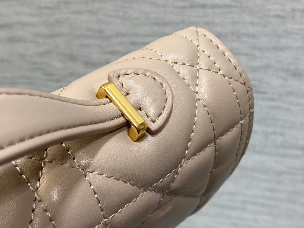 MISS CARO Henkeltasche 24 in Bisque Beige Macrocannage Lammleder