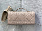MISS CARO Henkeltasche 24 in Bisque Beige Macrocannage Lammleder