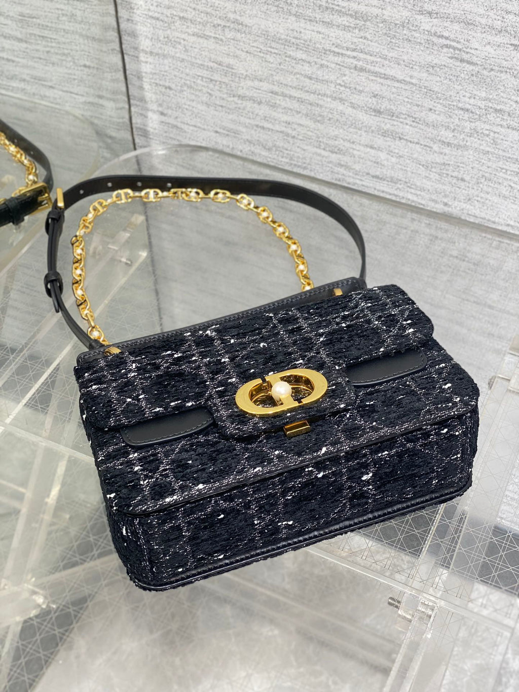 Kleine Jolie-Tragetasche (22 cm) mit Henkel in Schwarz-Weiß-Cannage-Tweed