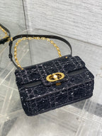 Kleine Jolie-Tragetasche (22 cm) mit Henkel in Schwarz-Weiß-Cannage-Tweed