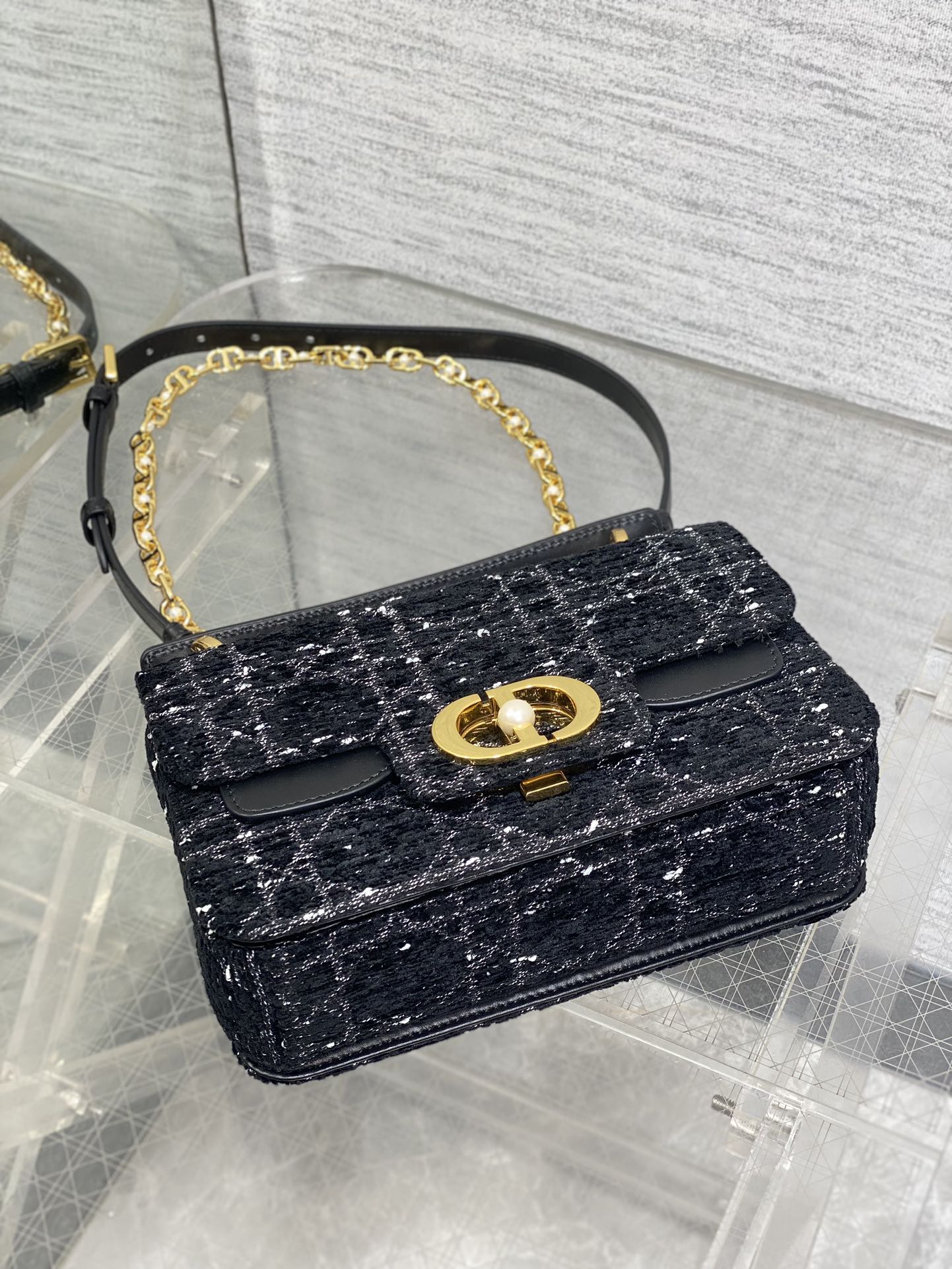 Kleine Jolie-Tragetasche (22 cm) mit Henkel in Schwarz-Weiß-Cannage-Tweed