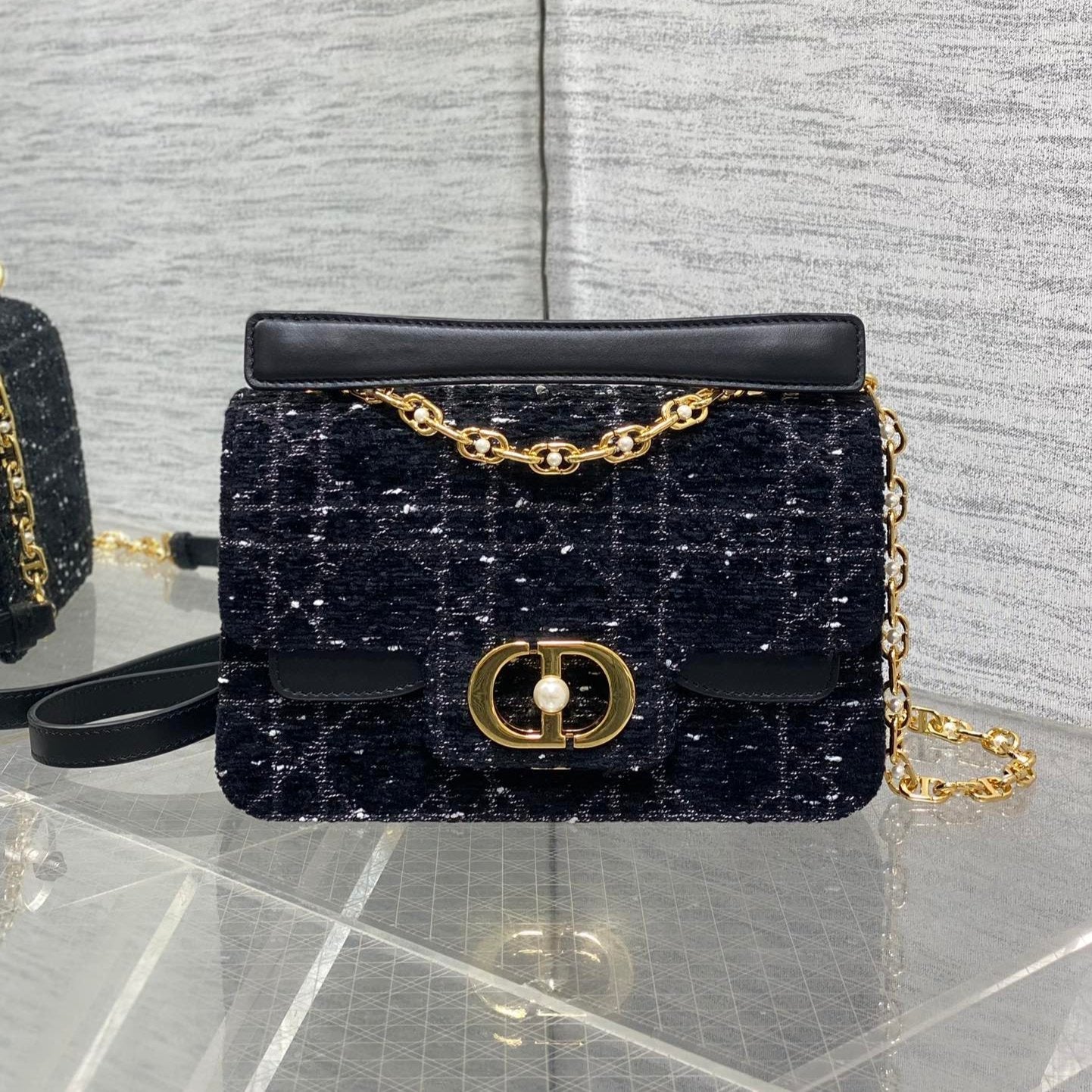 Kleine Jolie-Tragetasche (22 cm) mit Henkel in Schwarz-Weiß-Cannage-Tweed