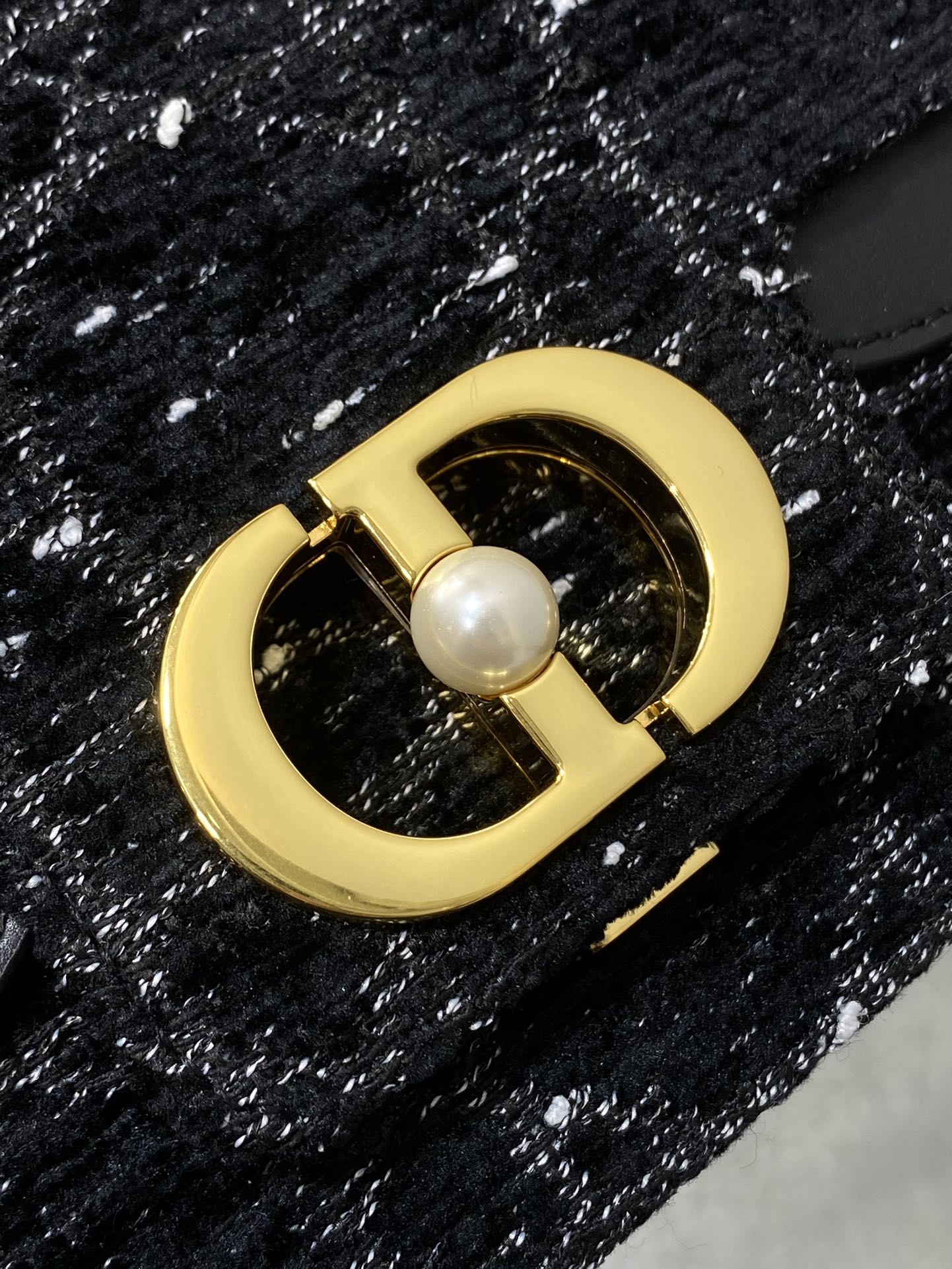 Kleine Jolie-Tragetasche (22 cm) mit Henkel in Schwarz-Weiß-Cannage-Tweed