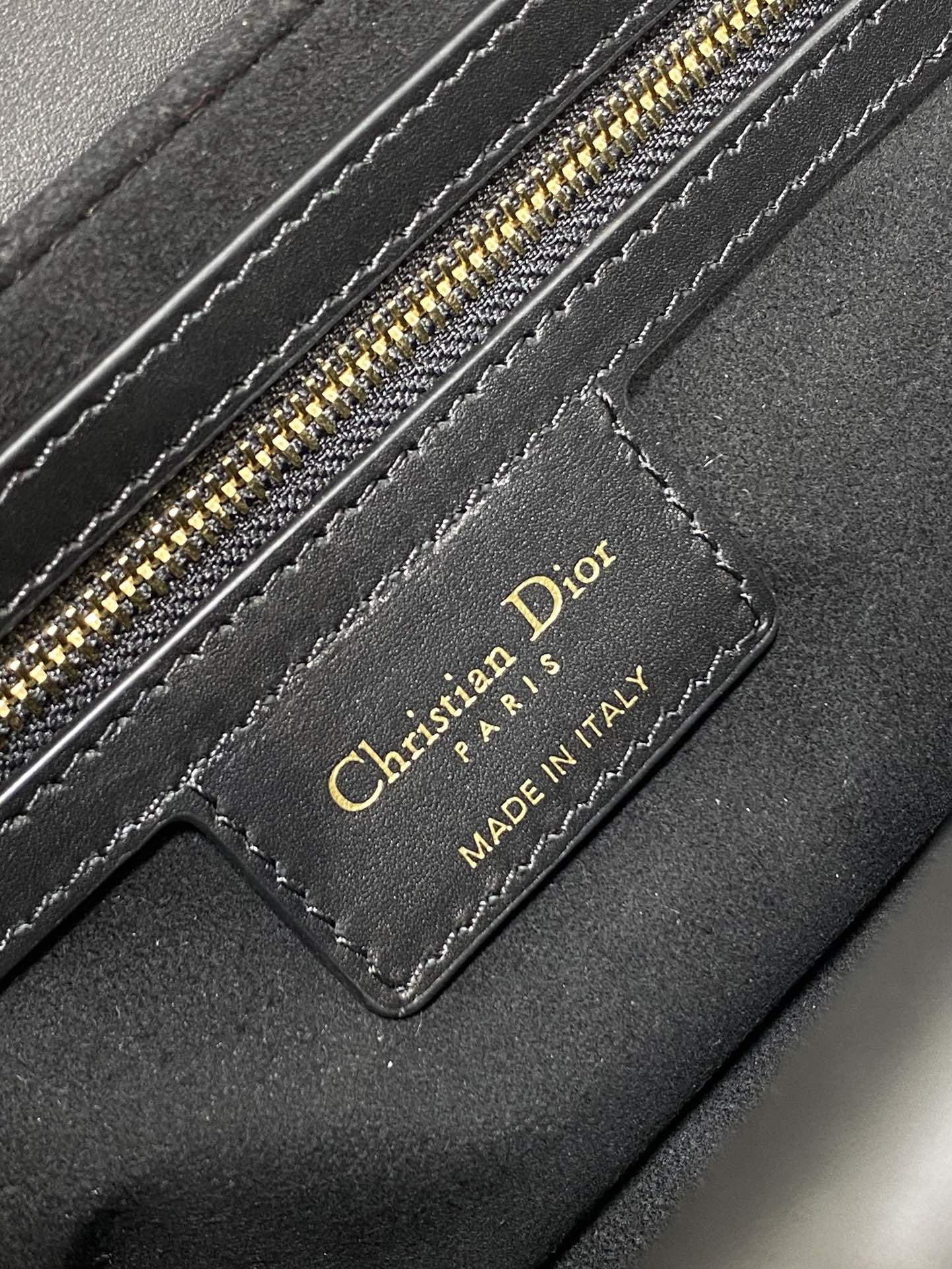 Kleine Jolie-Tragetasche (22 cm) mit Henkel in Schwarz-Weiß-Cannage-Tweed