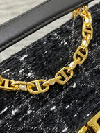 Kleine Jolie-Tragetasche (22 cm) mit Henkel in Schwarz-Weiß-Cannage-Tweed