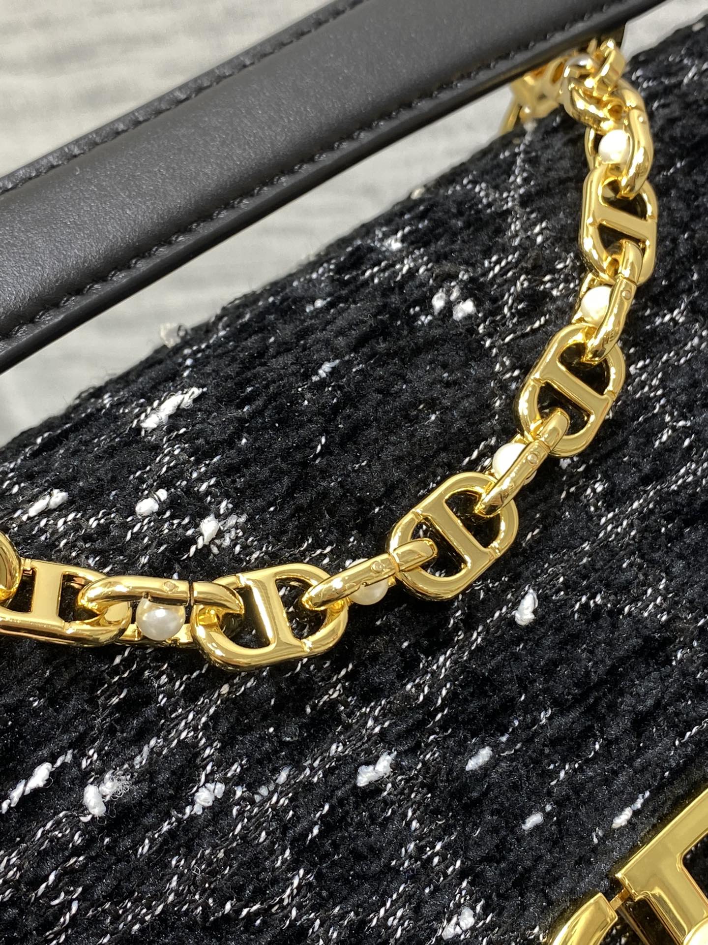 Kleine Jolie-Tragetasche (22 cm) mit Henkel in Schwarz-Weiß-Cannage-Tweed