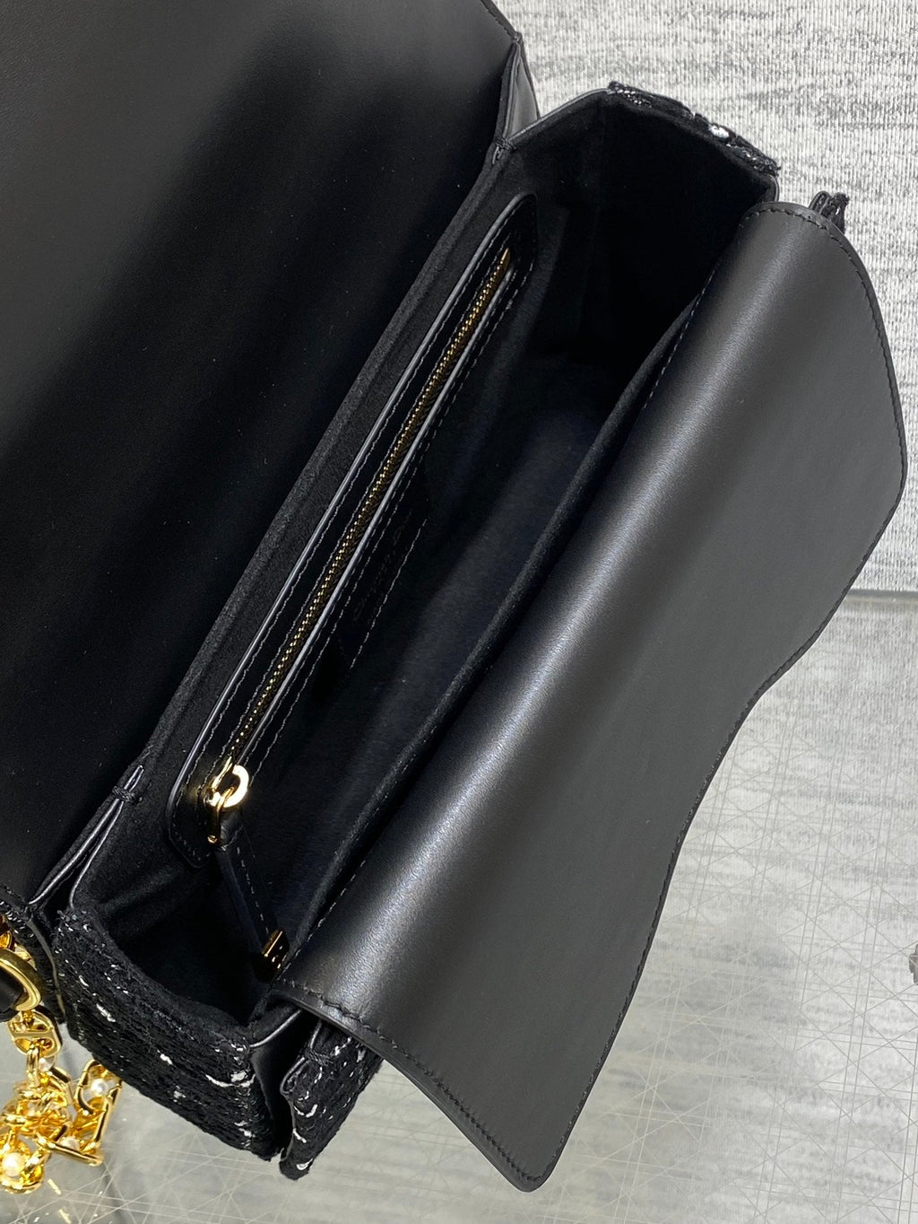 Kleine Jolie-Tragetasche (22 cm) mit Henkel in Schwarz-Weiß-Cannage-Tweed