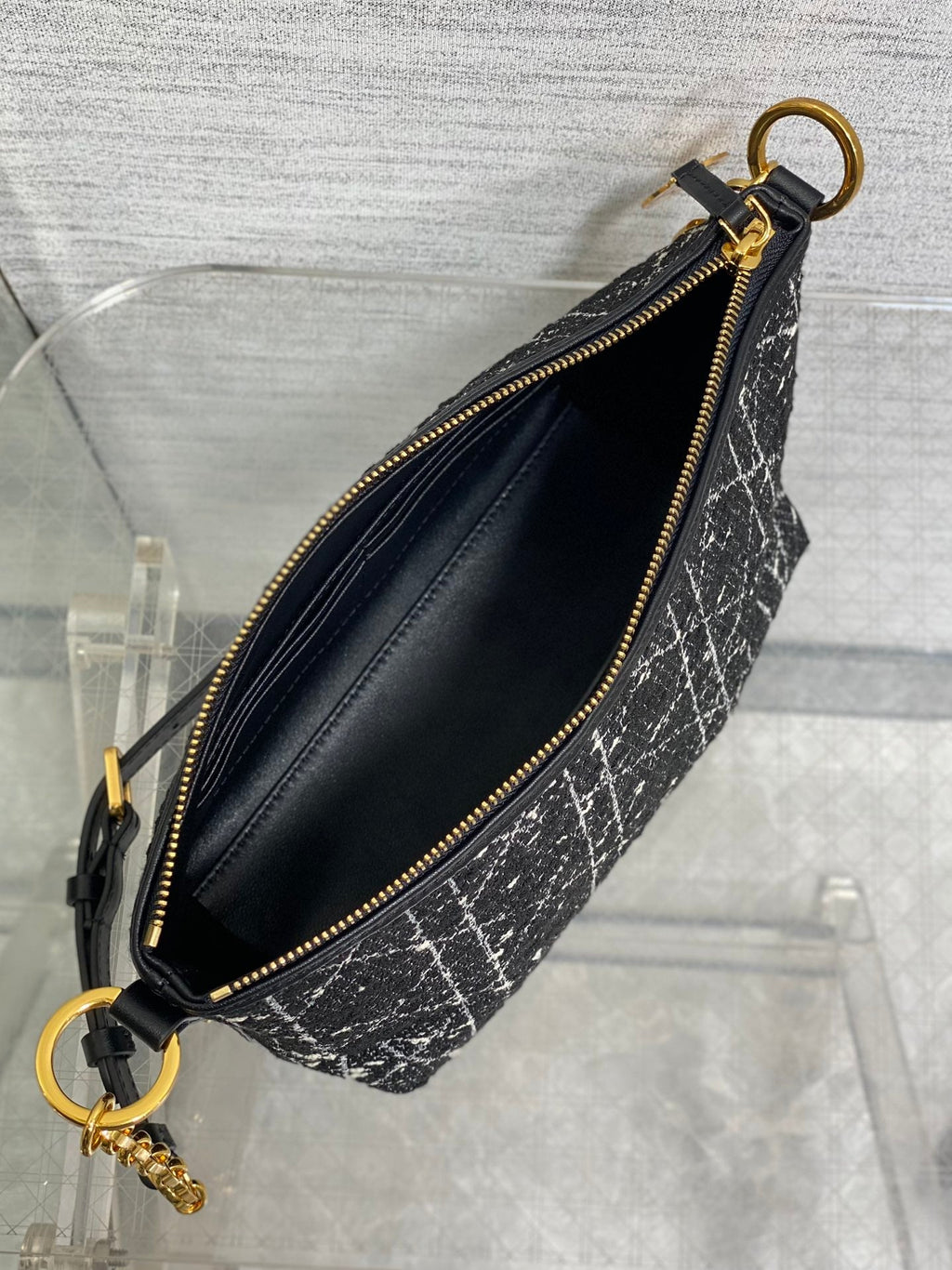 STAR HOBO 28 Tasche mit Kette, Schwarz-Weiß-Cannage-Tweed mit goldenen Beschlägen