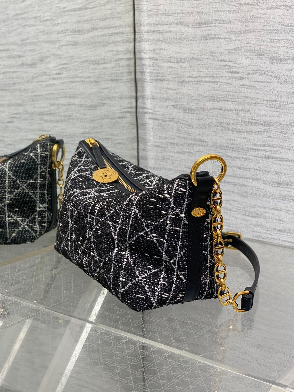 STAR HOBO 28 Tasche mit Kette, Schwarz-Weiß-Cannage-Tweed mit goldenen Beschlägen