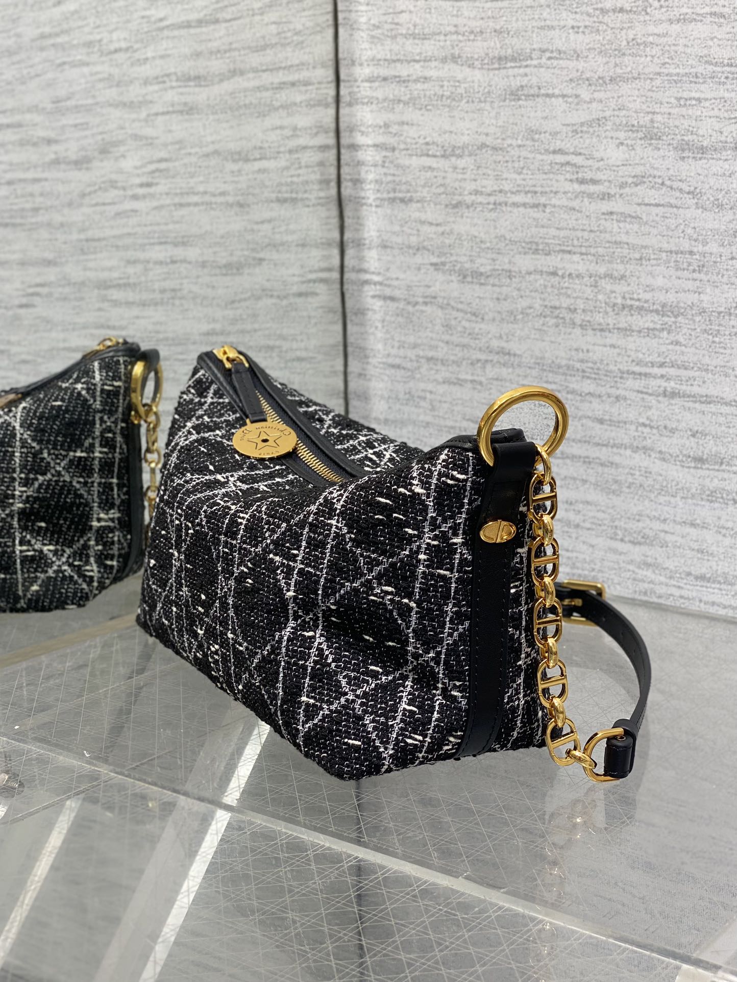 STAR HOBO 28 Tasche mit Kette, Schwarz-Weiß-Cannage-Tweed mit goldenen Beschlägen