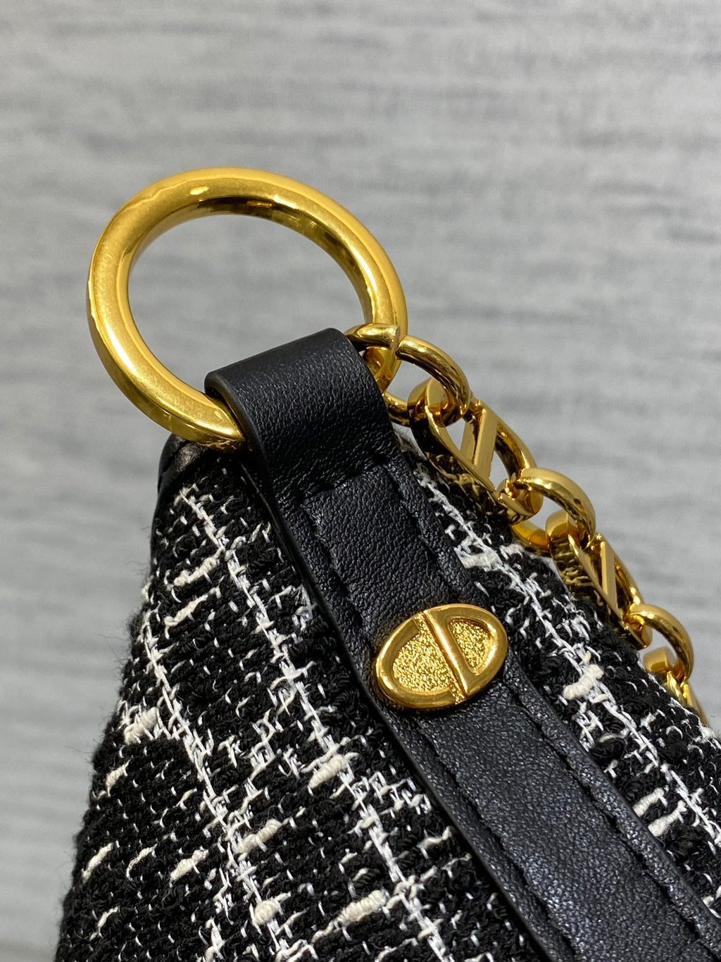 STAR HOBO 28 Tasche mit Kette, Schwarz-Weiß-Cannage-Tweed mit goldenen Beschlägen