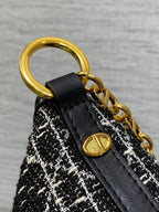 STAR HOBO 28 Tasche mit Kette, Schwarz-Weiß-Cannage-Tweed mit goldenen Beschlägen