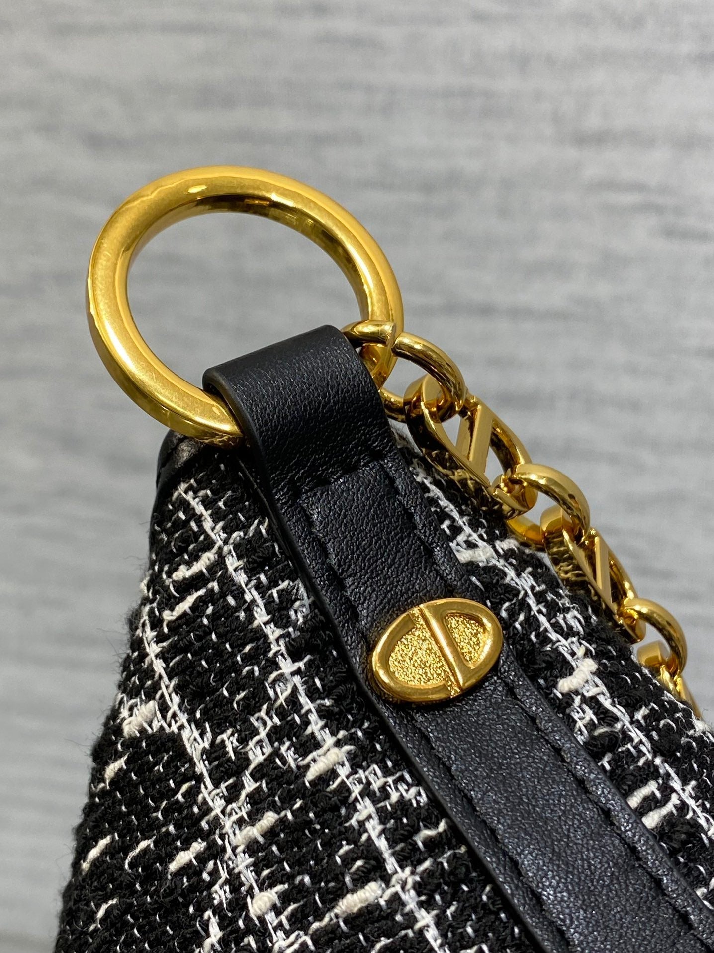 STAR HOBO 28 Tasche mit Kette, Schwarz-Weiß-Cannage-Tweed mit goldenen Beschlägen