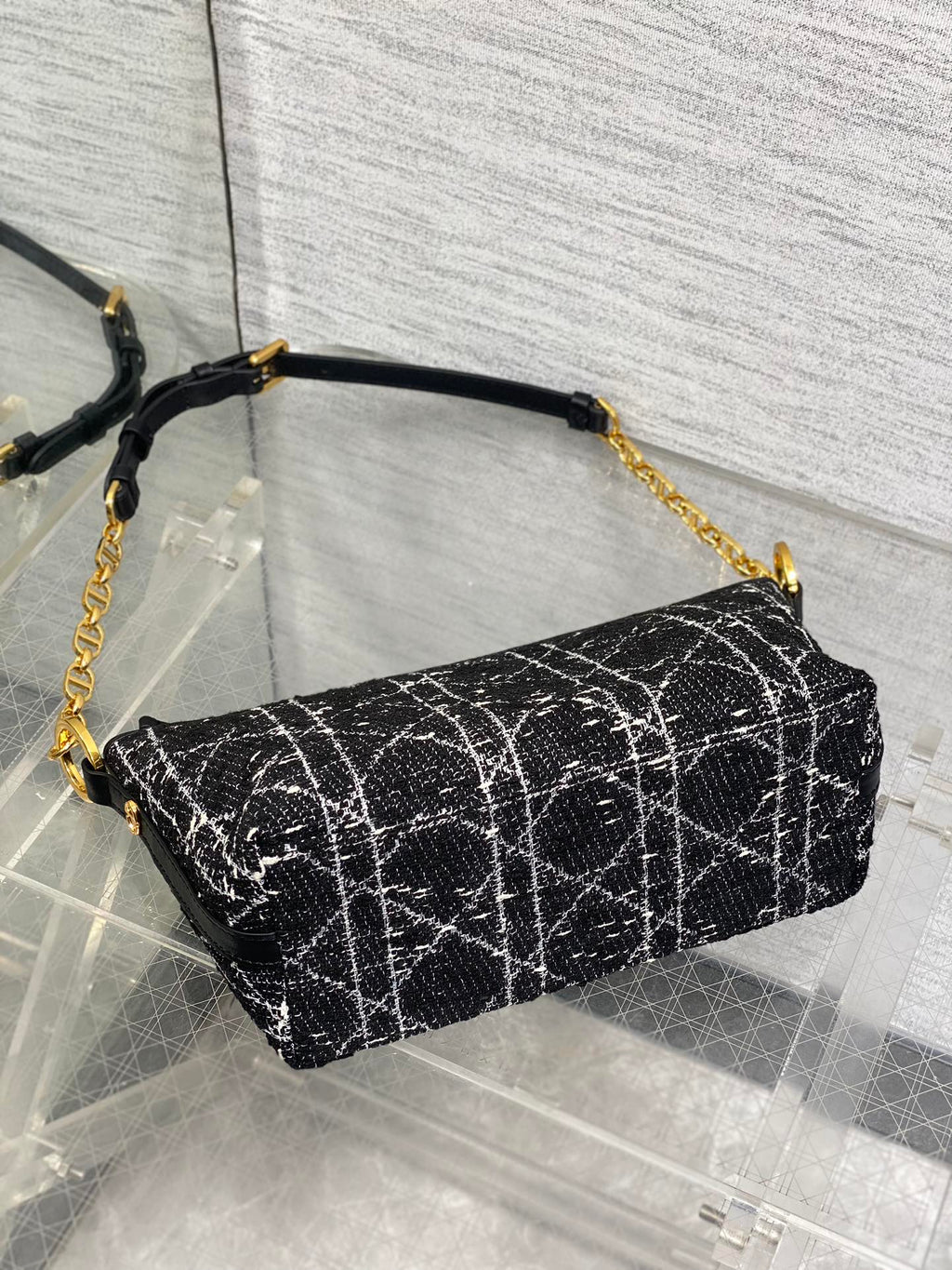 STAR HOBO 28 Tasche mit Kette, Schwarz-Weiß-Cannage-Tweed mit goldenen Beschlägen