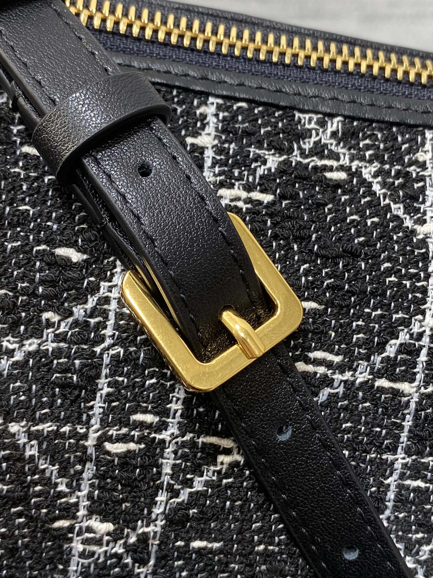 STAR HOBO 28 Tasche mit Kette, Schwarz-Weiß-Cannage-Tweed mit goldenen Beschlägen