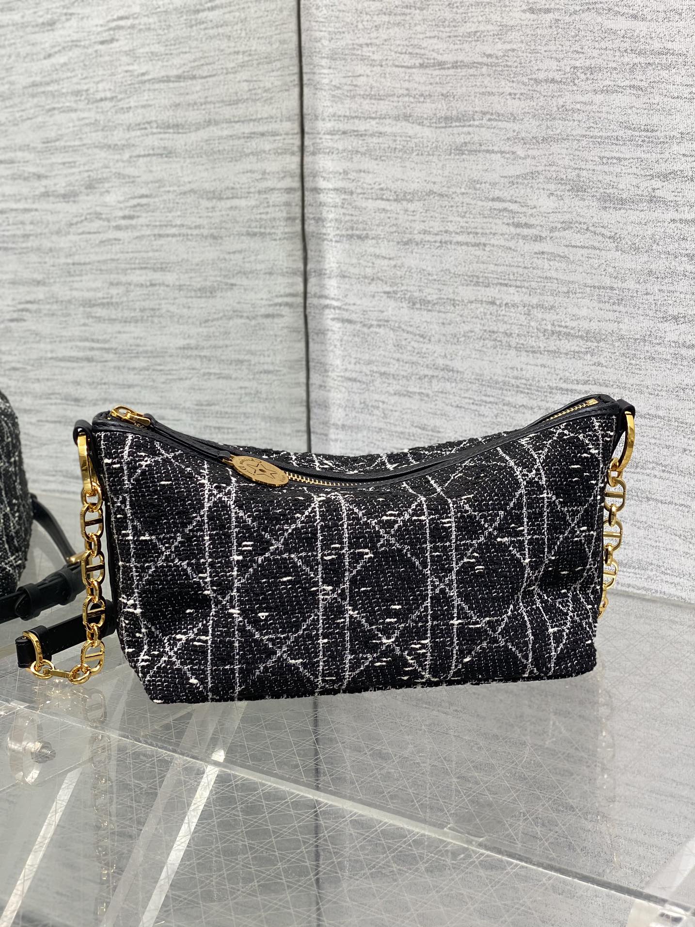 STAR HOBO 28 Tasche mit Kette, Schwarz-Weiß-Cannage-Tweed mit goldenen Beschlägen