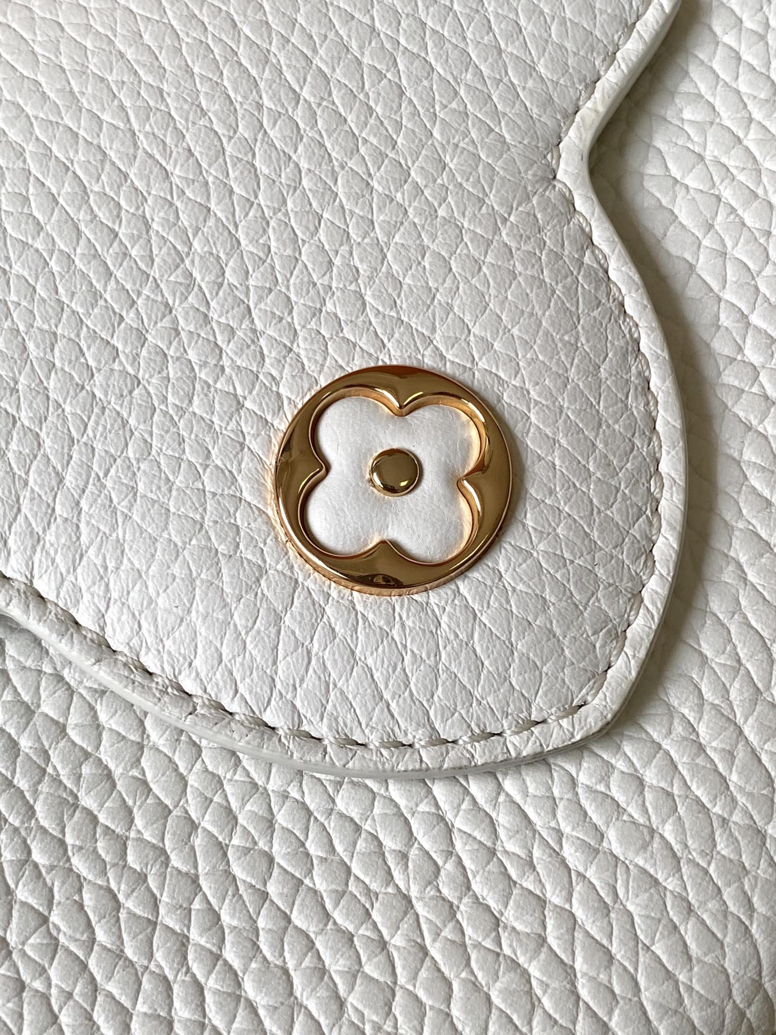 CAPUCINES EAST-WEST MINI 21 IN WEISSEM TAURILLON-LEDER MIT GOLDFARBIGEN BESCHLÄGEN