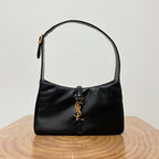 LE 5 À 7 BAG 24 HOBO AUS SCHWARZEM GLÄNZENDEM KALBSLEDER