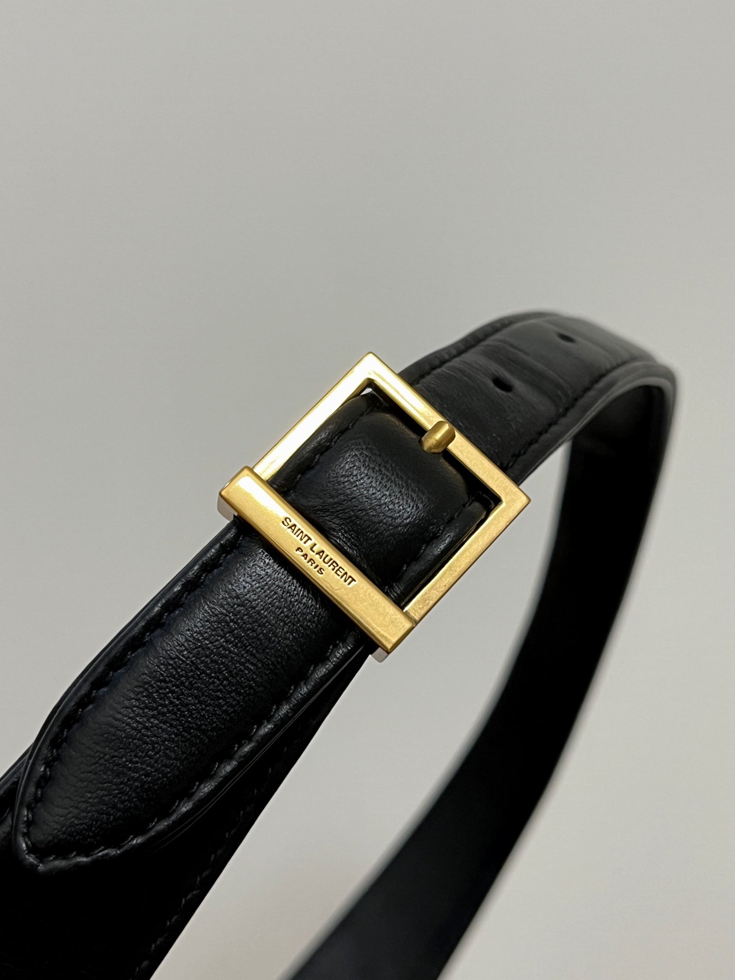 LE 5 À 7 BAG 24 HOBO AUS SCHWARZEM GLÄNZENDEM KALBSLEDER