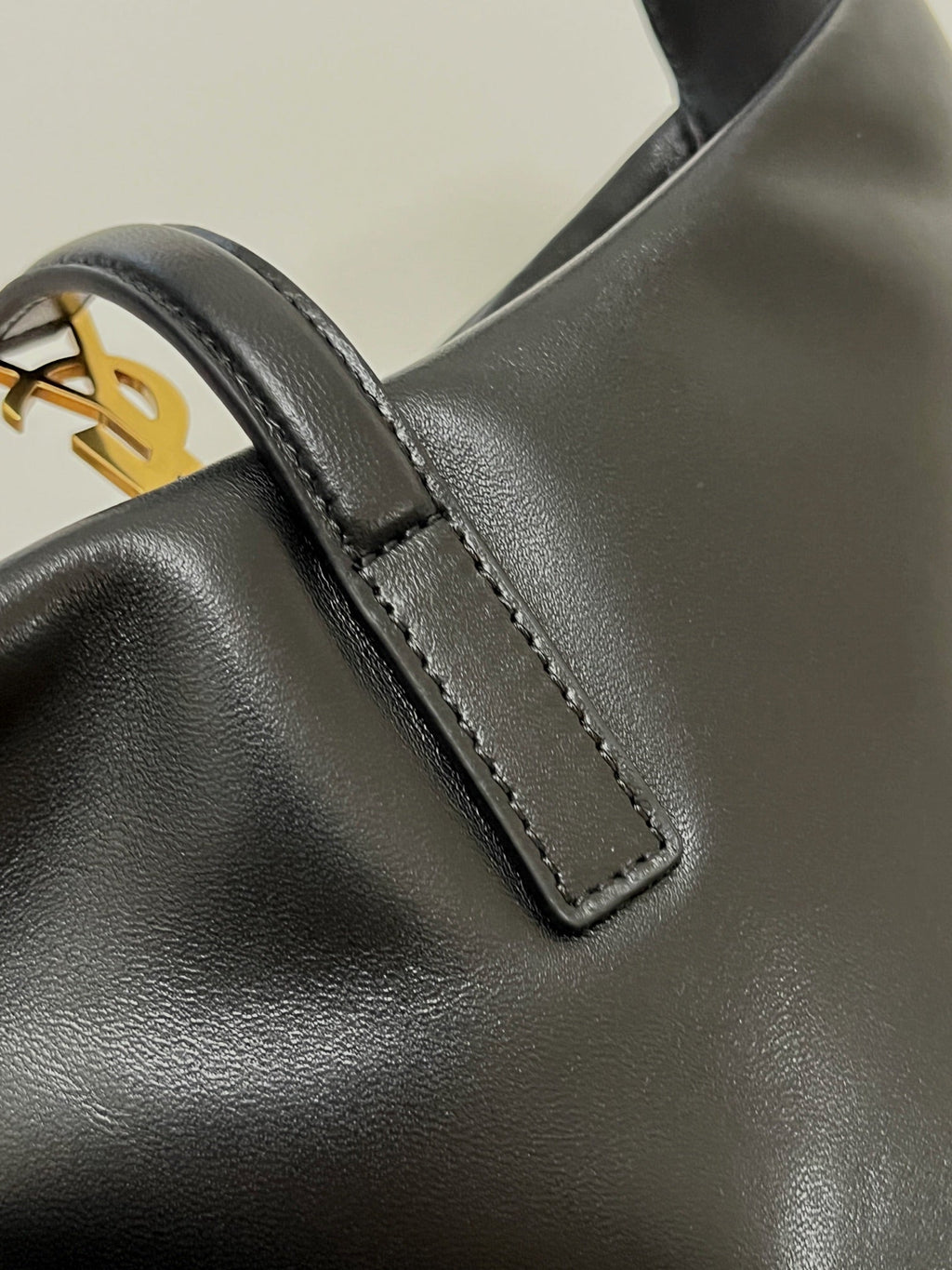 LE 5 À 7 BAG 24 HOBO AUS SCHWARZEM GLÄNZENDEM KALBSLEDER