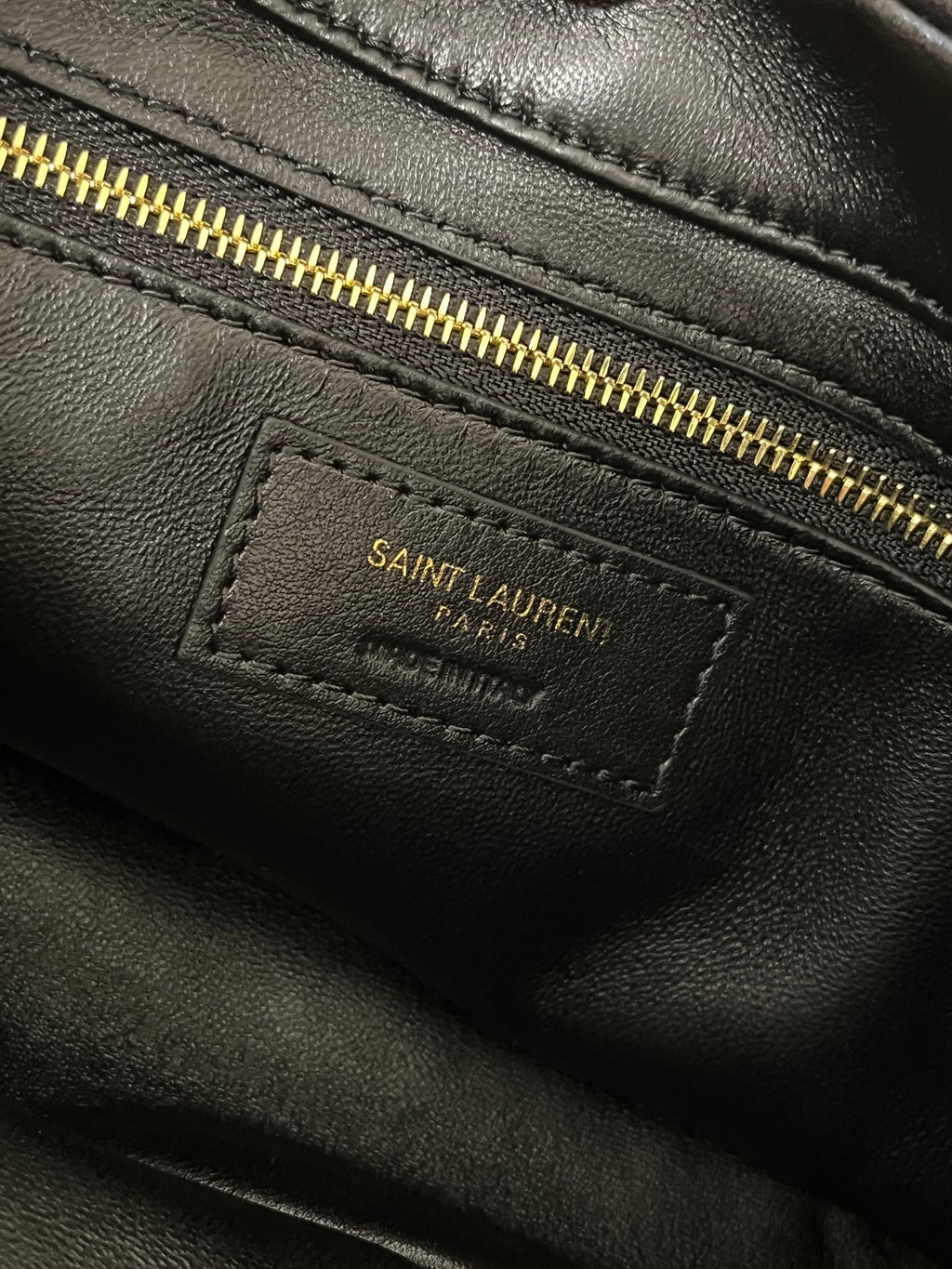 LE 5 À 7 BAG 24 HOBO AUS SCHWARZEM GLÄNZENDEM KALBSLEDER