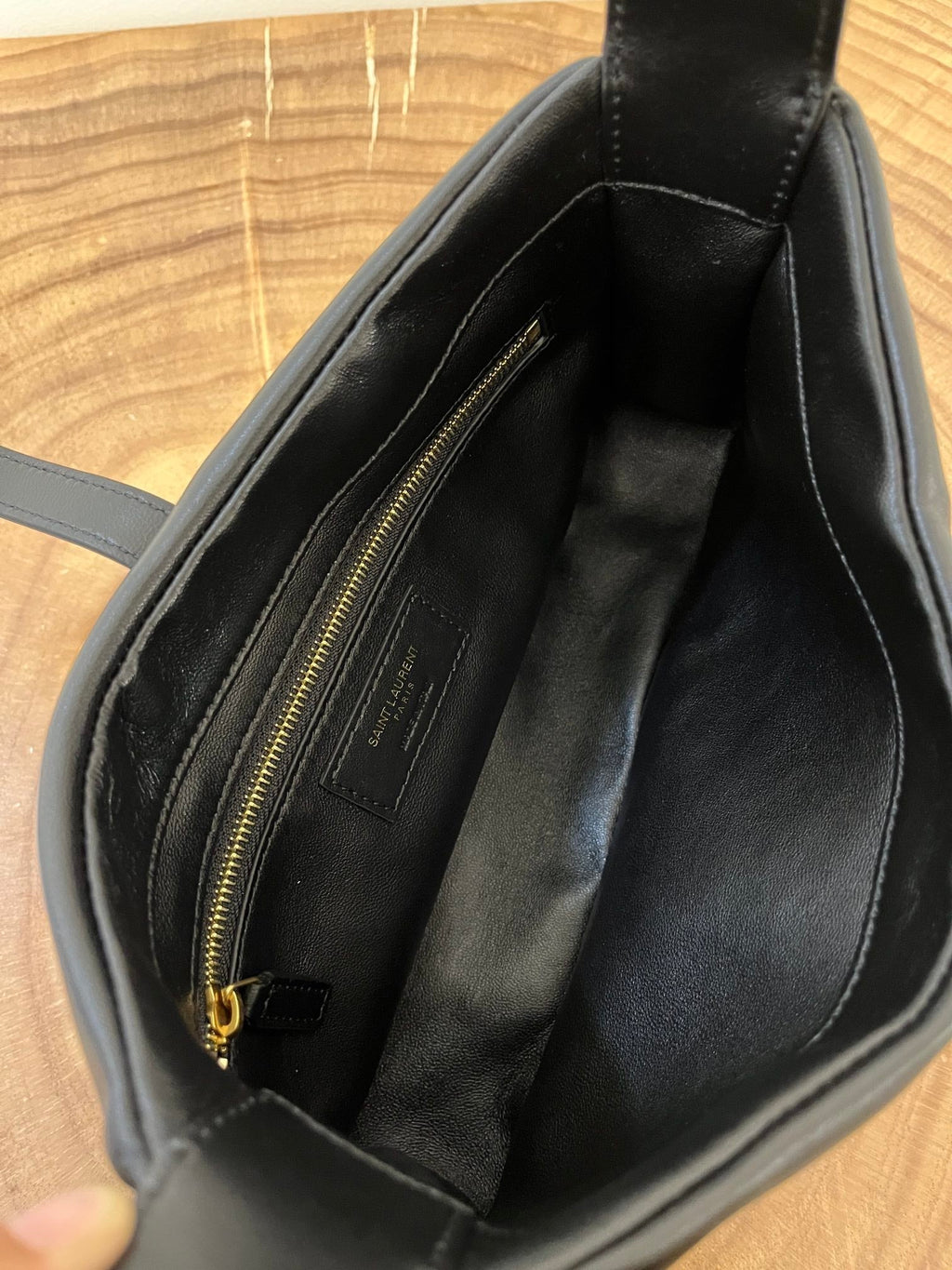 LE 5 À 7 BAG 24 HOBO AUS SCHWARZEM GLÄNZENDEM KALBSLEDER