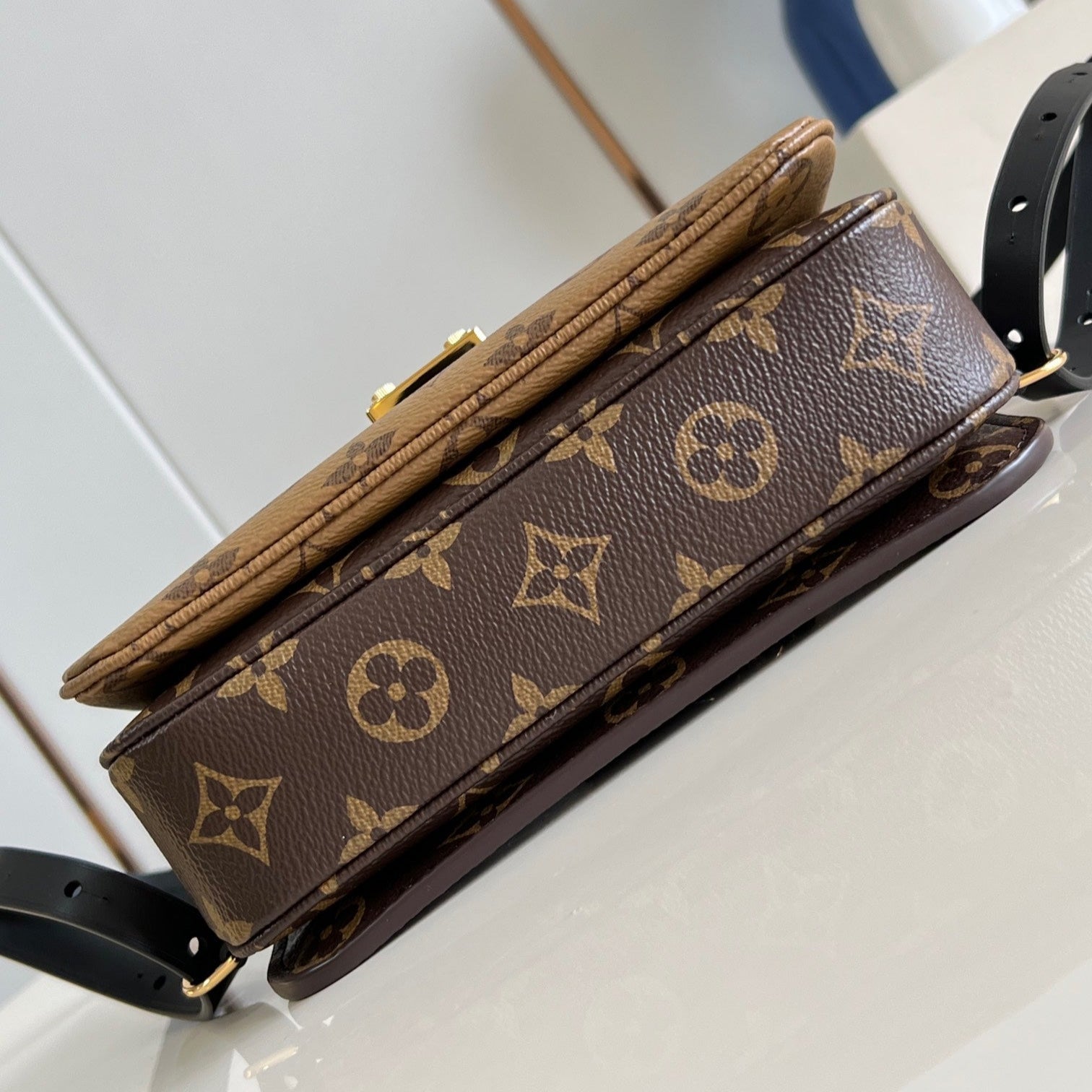 POCHETTE MÉTIS 20 IN BRAUN MONOGRAM UND MONOGRAM REVERSE CANVAS GOLDENE SCHNALLE