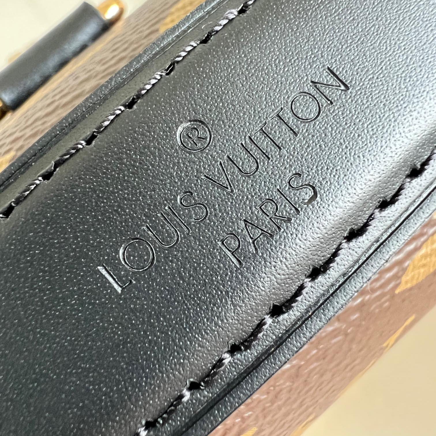 POCHETTE MÉTIS 20 IN BRAUN MONOGRAM UND MONOGRAM REVERSE CANVAS GOLDENE SCHNALLE