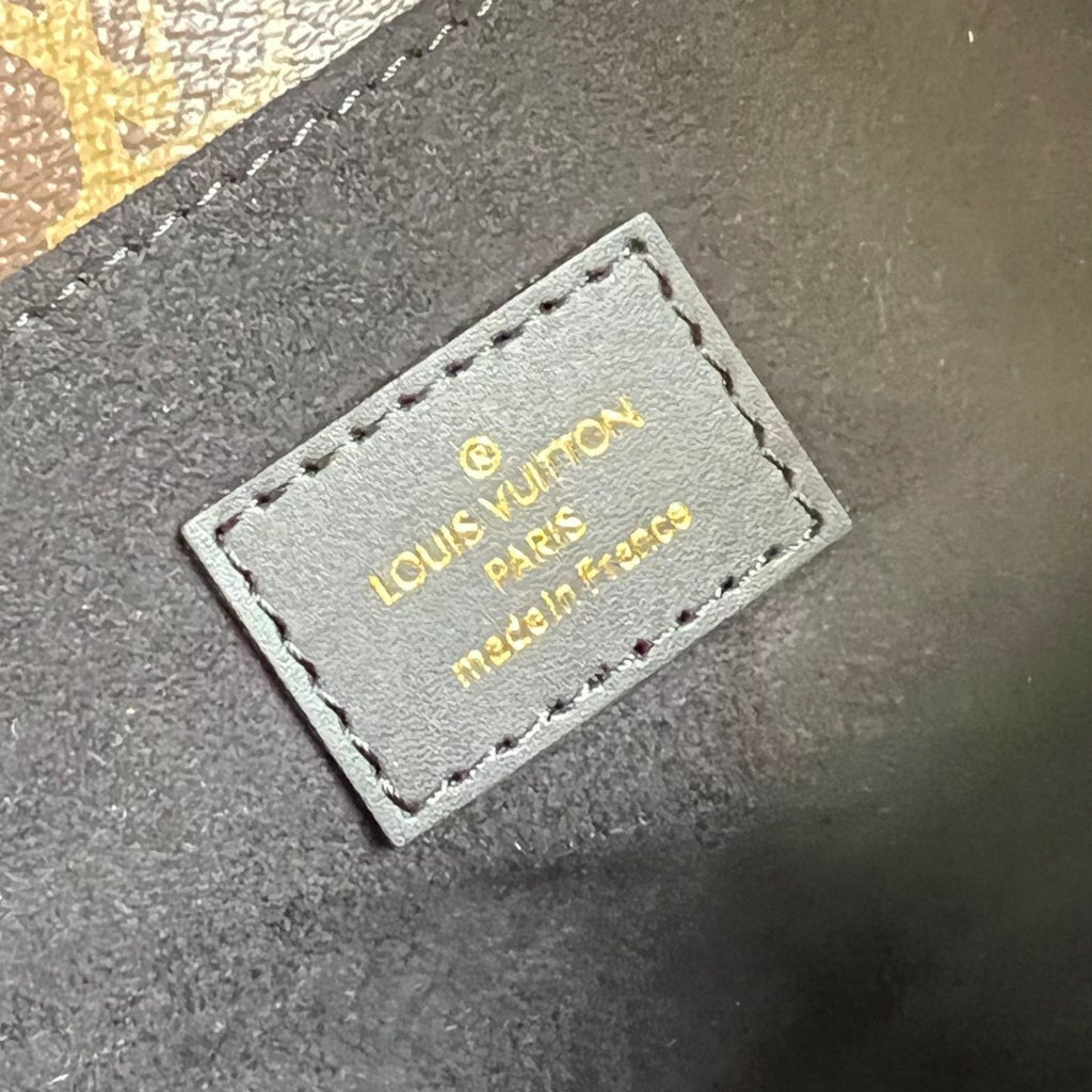 POCHETTE MÉTIS 20 IN BRAUN MONOGRAM UND MONOGRAM REVERSE CANVAS GOLDENE SCHNALLE