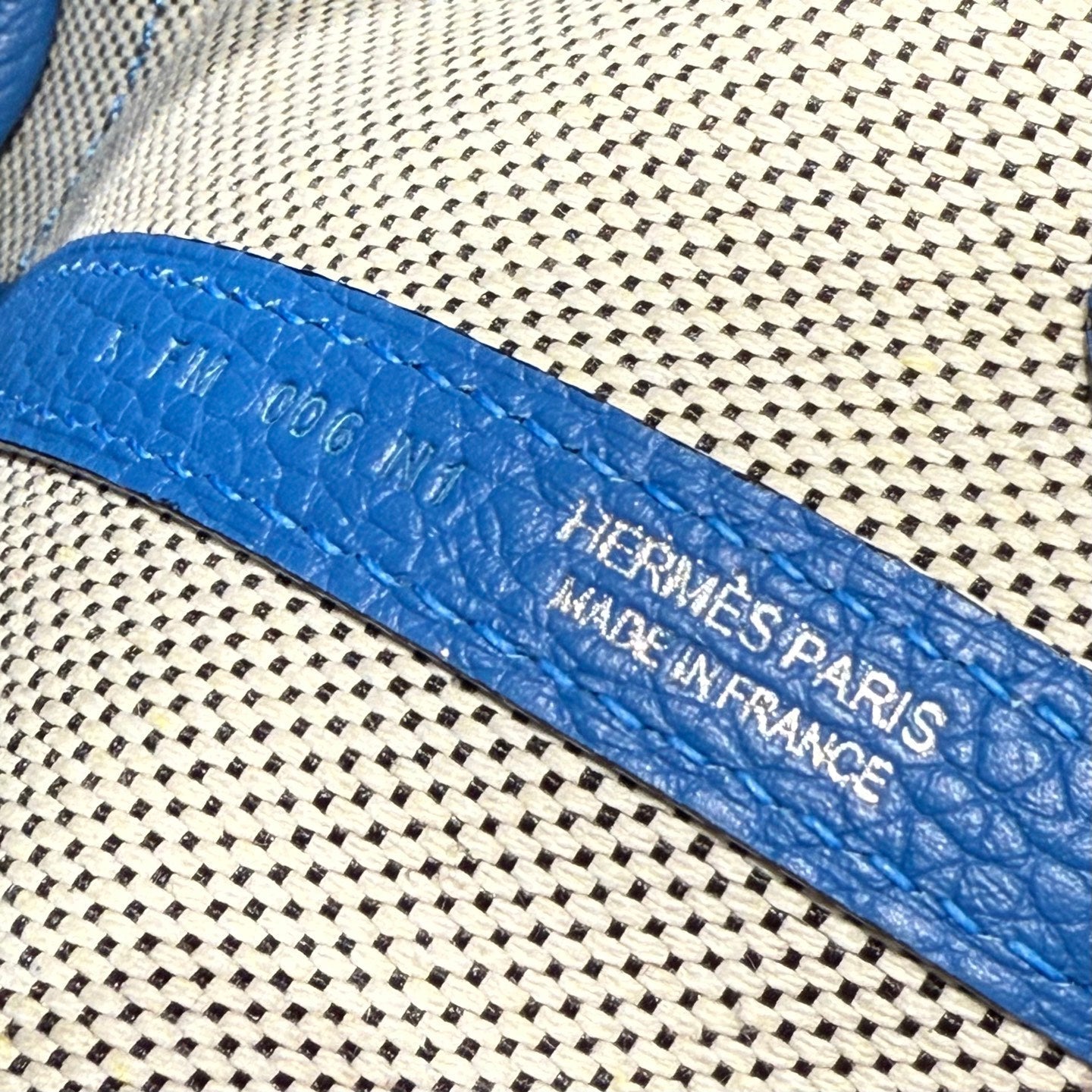 GARDEN PARTY 23CM IN WHITE MIX BLACK TOILETS COTTON CANVAS AND BLUE CALFSKIN