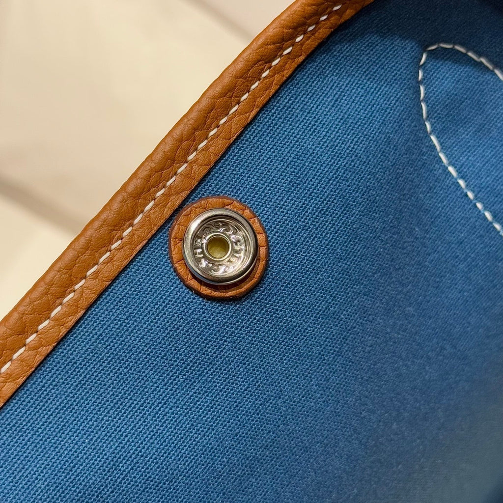 GARDEN PARTY 30CM IN DUNE MAGNOLIA TOILETS COTTON CANVAS AND BROWN CALFSKIN