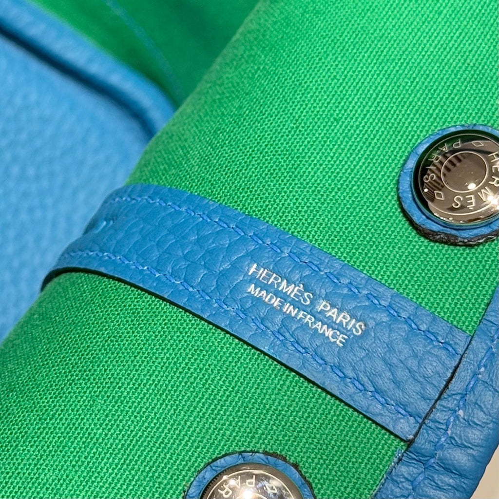 GARDEN PARTY 30CM IN WHITE TOILETS COTTON CANVAS AND BLUE CALFSKIN GREEN ON SIDE OTHER